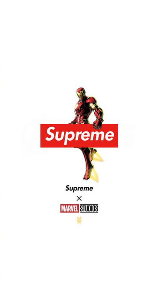 superhero supreme 桌布 壁紙 — 鋼鐵人穿著紅色裝甲，站在紅色Supreme方框標誌後面，下方有Marvel Studios合作文字，背景為白色。