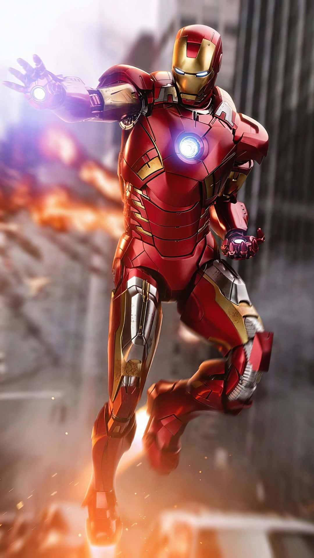Android Iron Man 桌布 壁紙 — 鋼鐵人穿著紅金戰甲，在火光沖天的城市戰場中飛翔，雙手發出明亮的衝擊光束。