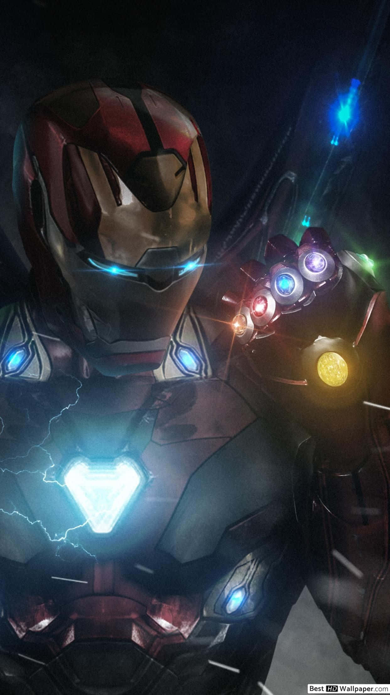 Best Iron Man 桌布 壁紙 — 鋼鐵人穿著紅金戰甲，在黑暗背景下手持無限手套，發出藍光。