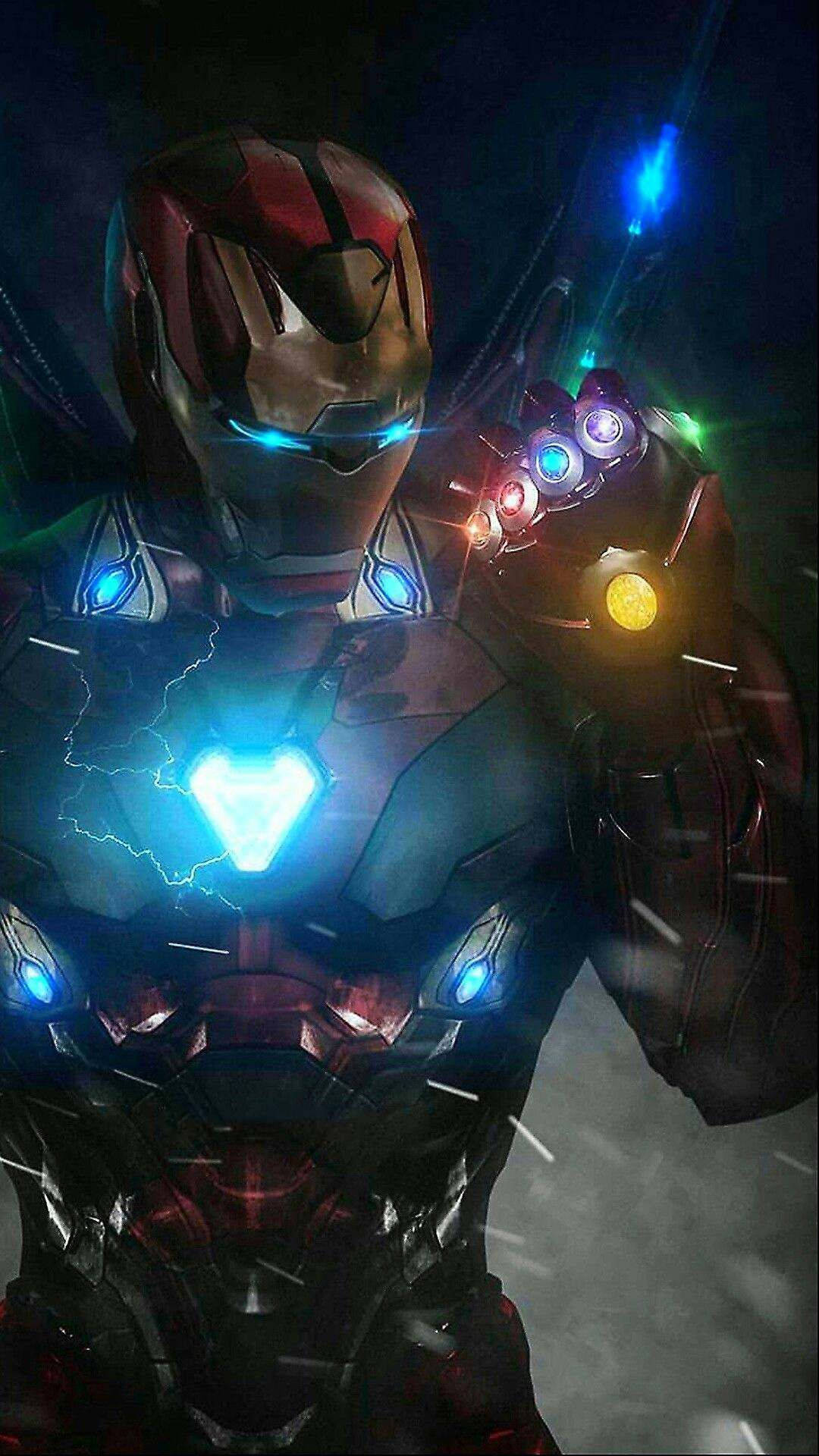 Iron Man Full HD 桌布 壁紙 — 鋼鐵人穿著紅金戰甲，雙眼發出藍光，手上戴著無限手套，傲然挺立。