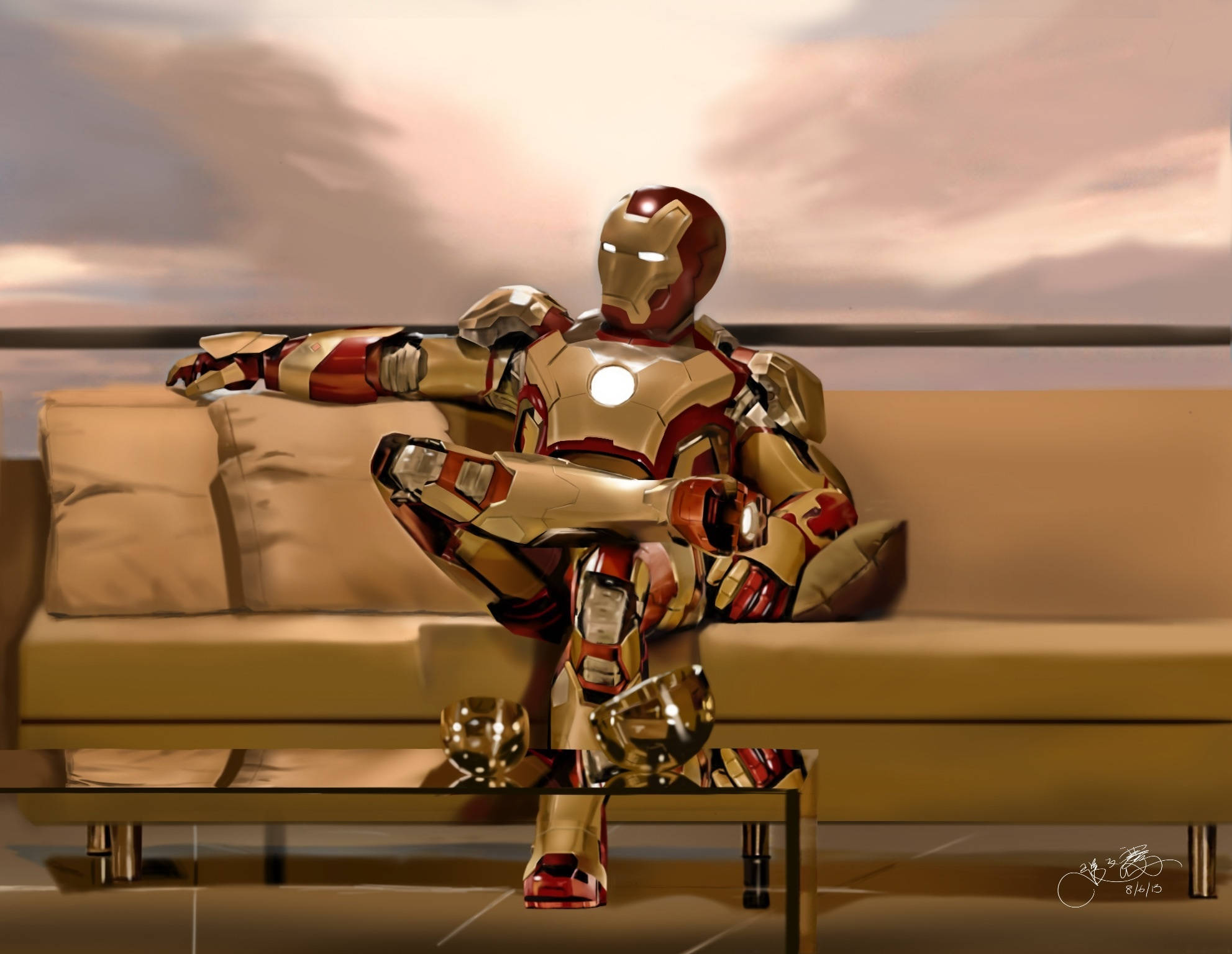 Iron Man Logo 桌布 壁紙 — 鋼鐵人穿著金色和紅色裝甲，在柔和的日落天空下，悠閒地躺在米色沙發上。