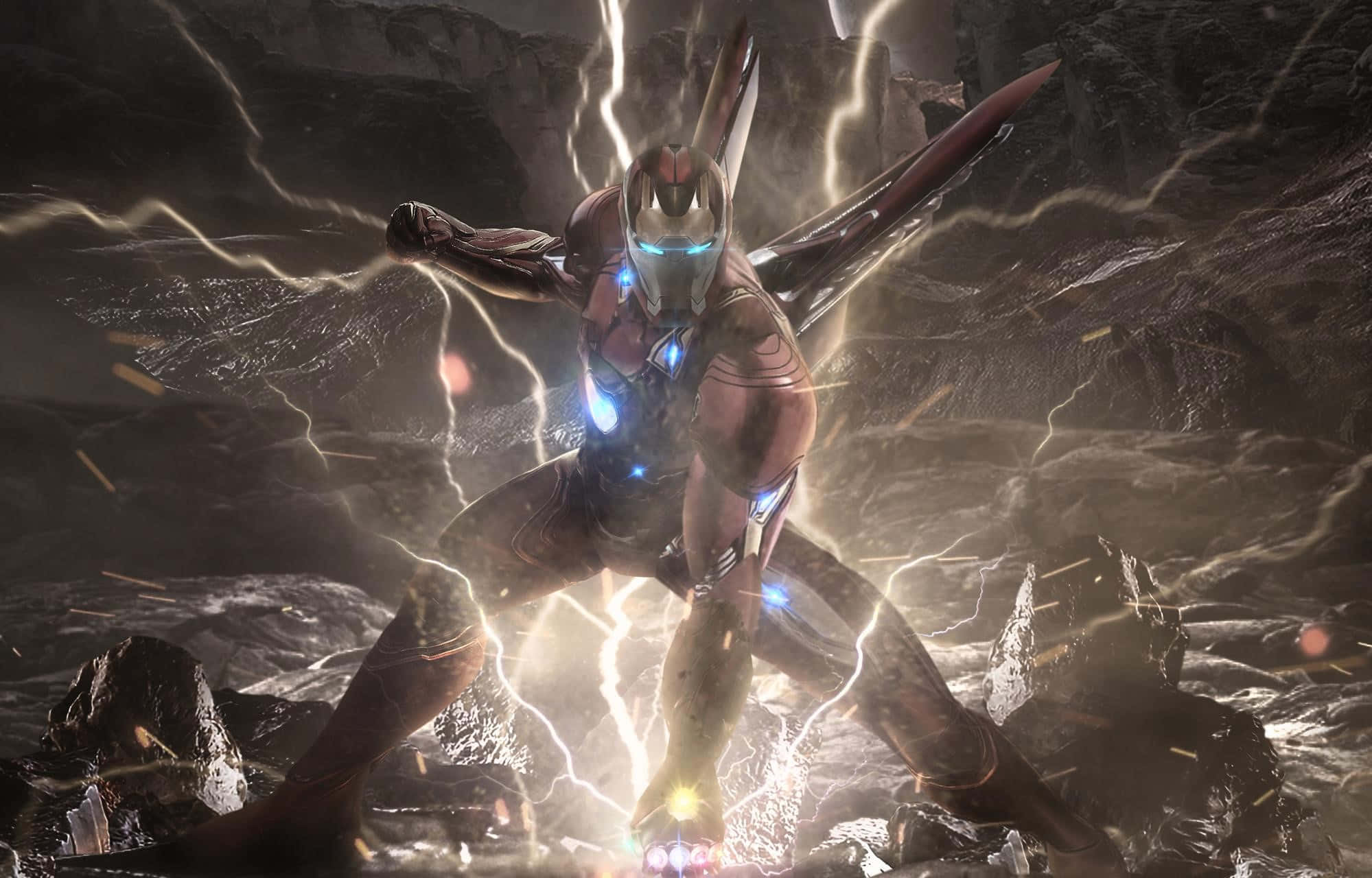 Power Stone 桌布 壁紙 — 鋼鐵人站在岩石地形上，周圍環繞著劈啪作響的閃電和發光的藍色能量。
