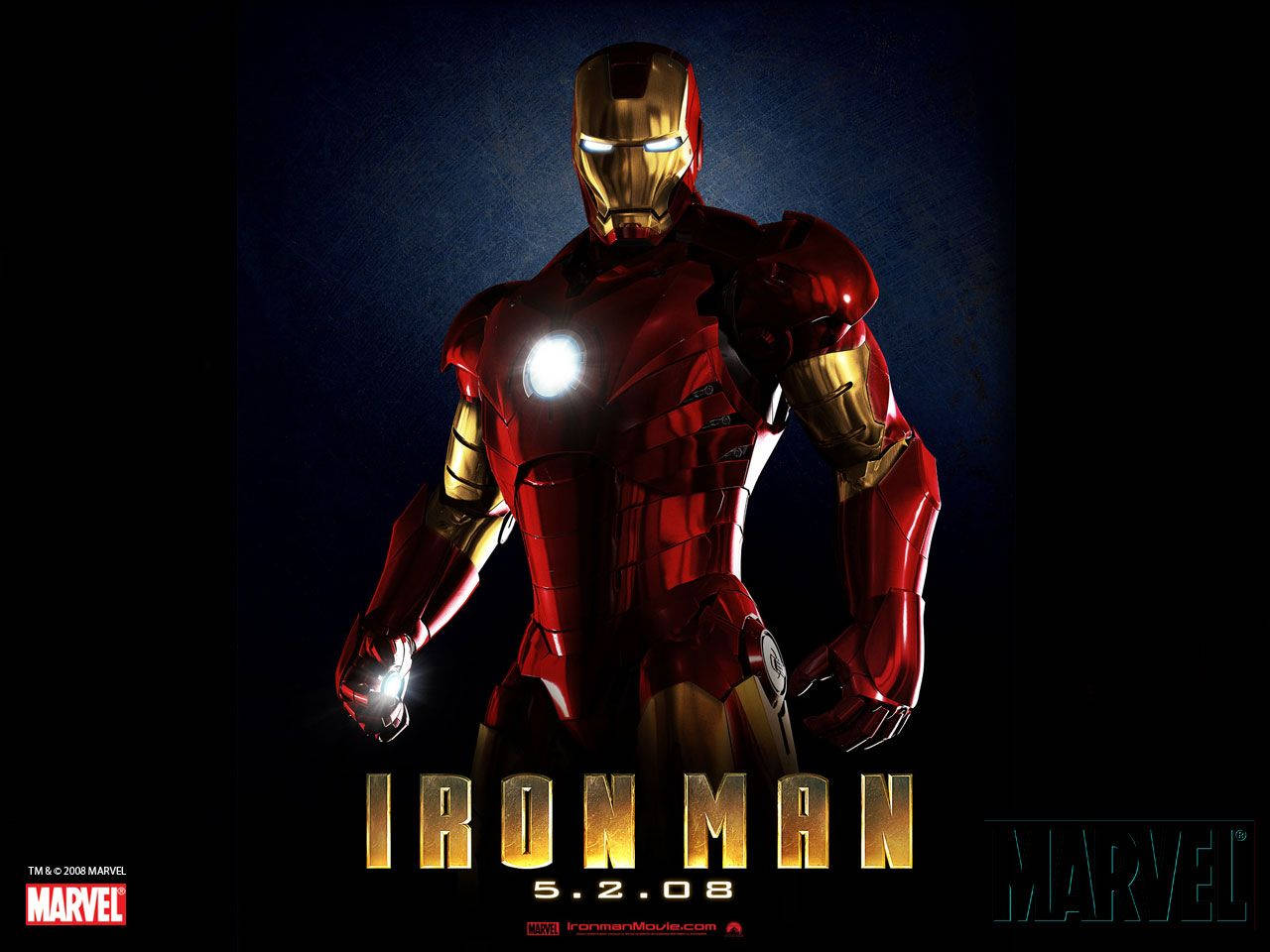 Iron Man Mark 3 桌布 壁紙 — 鋼鐵人站在昏暗的攝影棚中，發光的眼睛和胸部弧形反應器與深藍色背景形成對比。