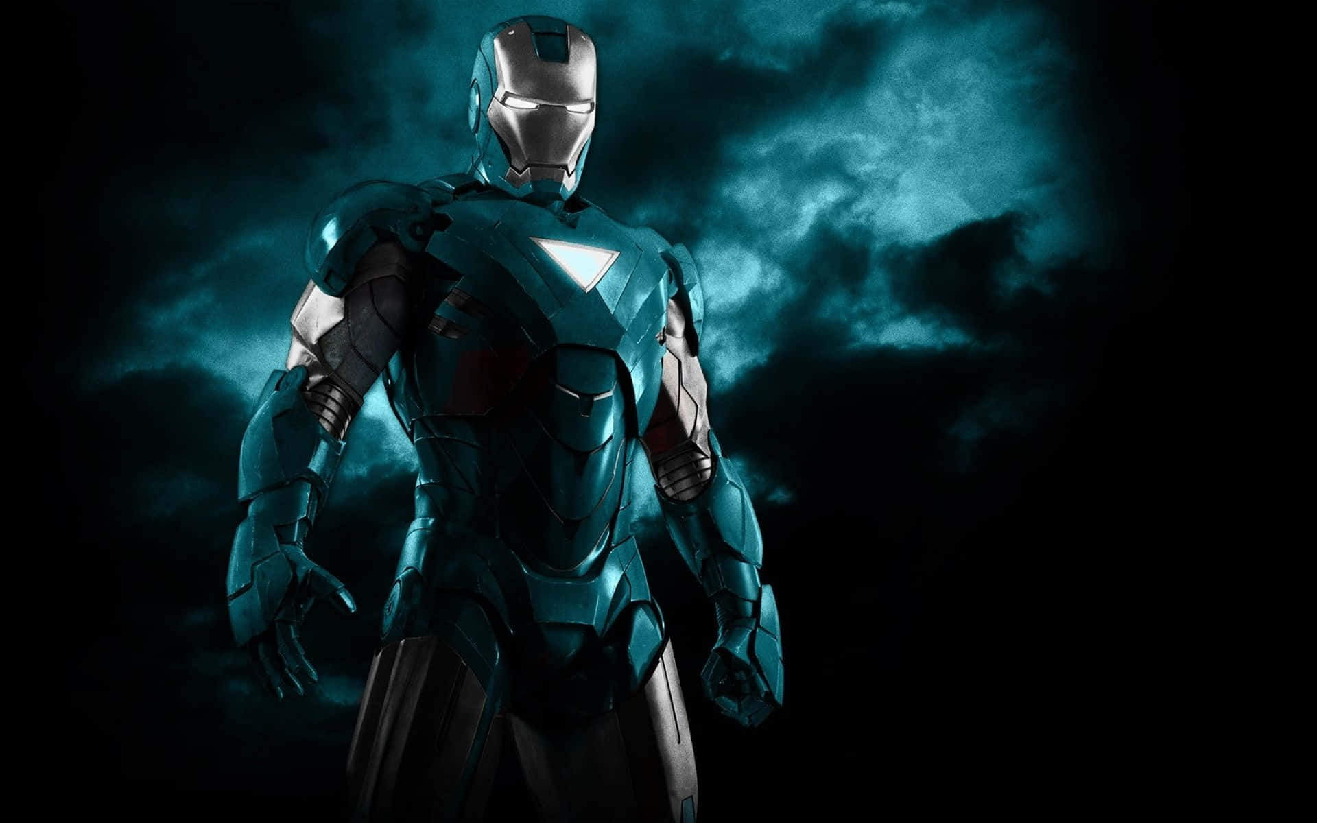 iron man 3 桌布 壁紙 — 鋼鐵人站在黑暗暴風的天空中，雙眼發光，金屬盔甲反射出詭異的青色光芒。