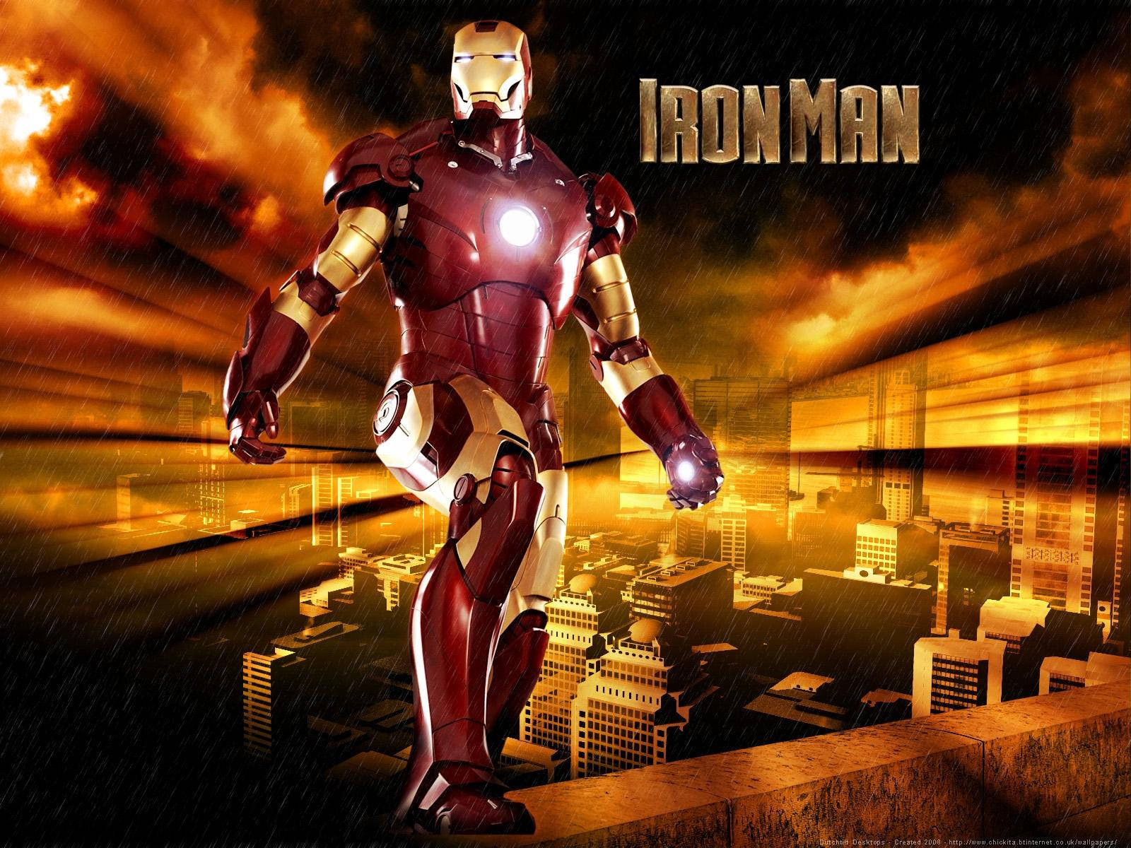 Iron Man Mark 3 桌布 壁紙 — 鋼鐵人英雄式地站在城市天際線上，天空火紅橙色，雨水在他周圍落下。