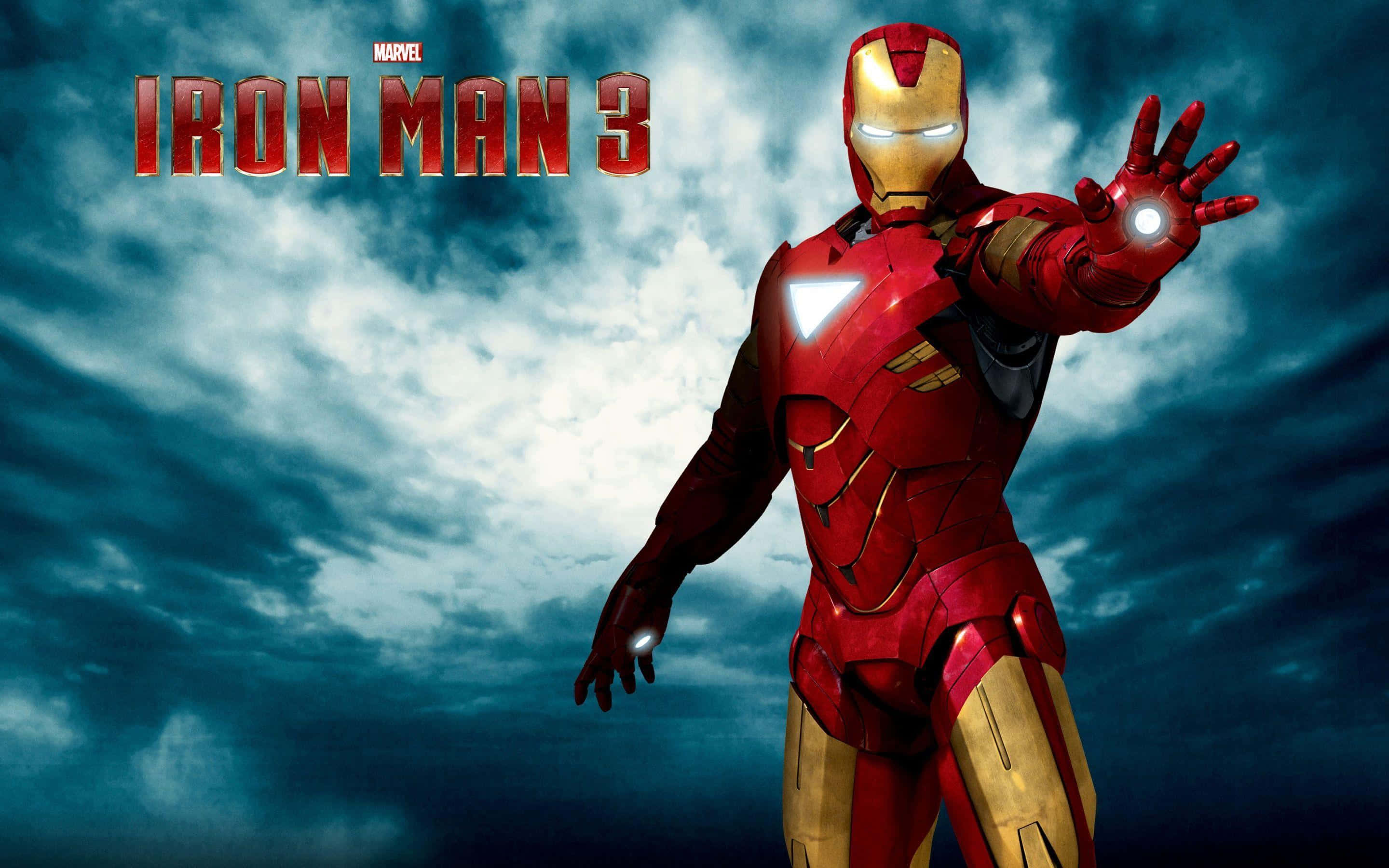 Iron Man Movies 桌布 壁紙 — 鋼鐵人英雄式地站在暴風雨的天空下，伸出發光的斥力炮，電影標題在上方可見。