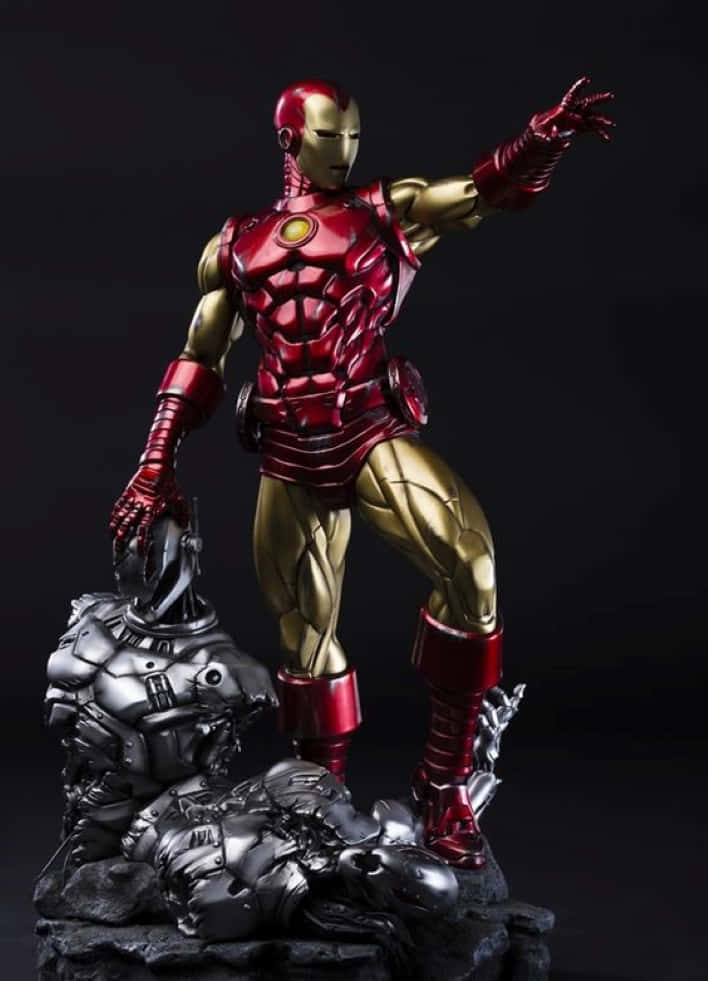 Iron Man Action Figures 桌布 壁紙 — 鋼鐵人雕像身穿紅金盔甲，在黑暗背景下勝利地站在被擊敗的銀色盔甲敵人之上。