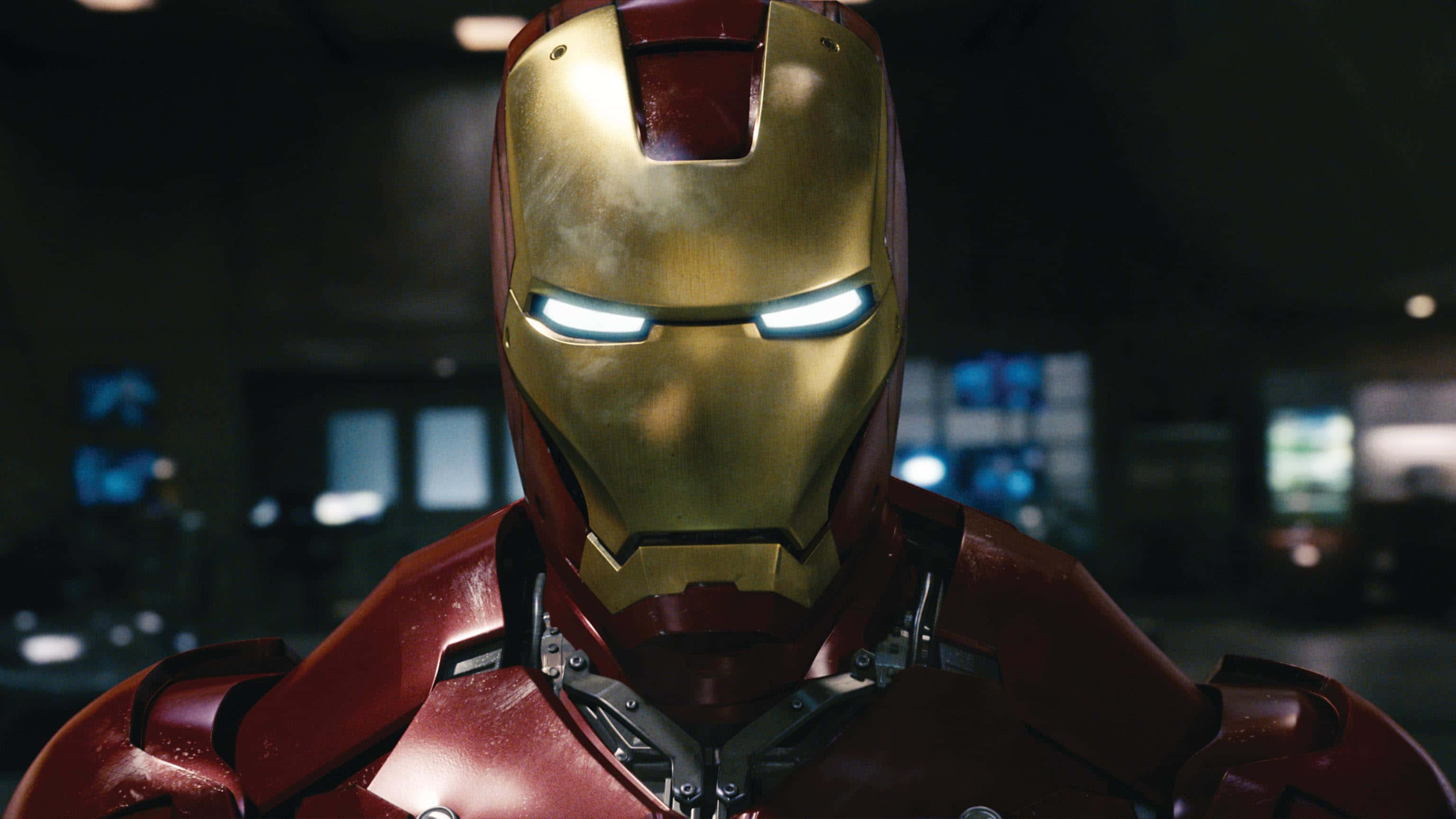 Superhero Movies 桌布 壁紙 — 鋼鐵人頭盔的特寫，在昏暗的高科技實驗室中，眼睛發光。