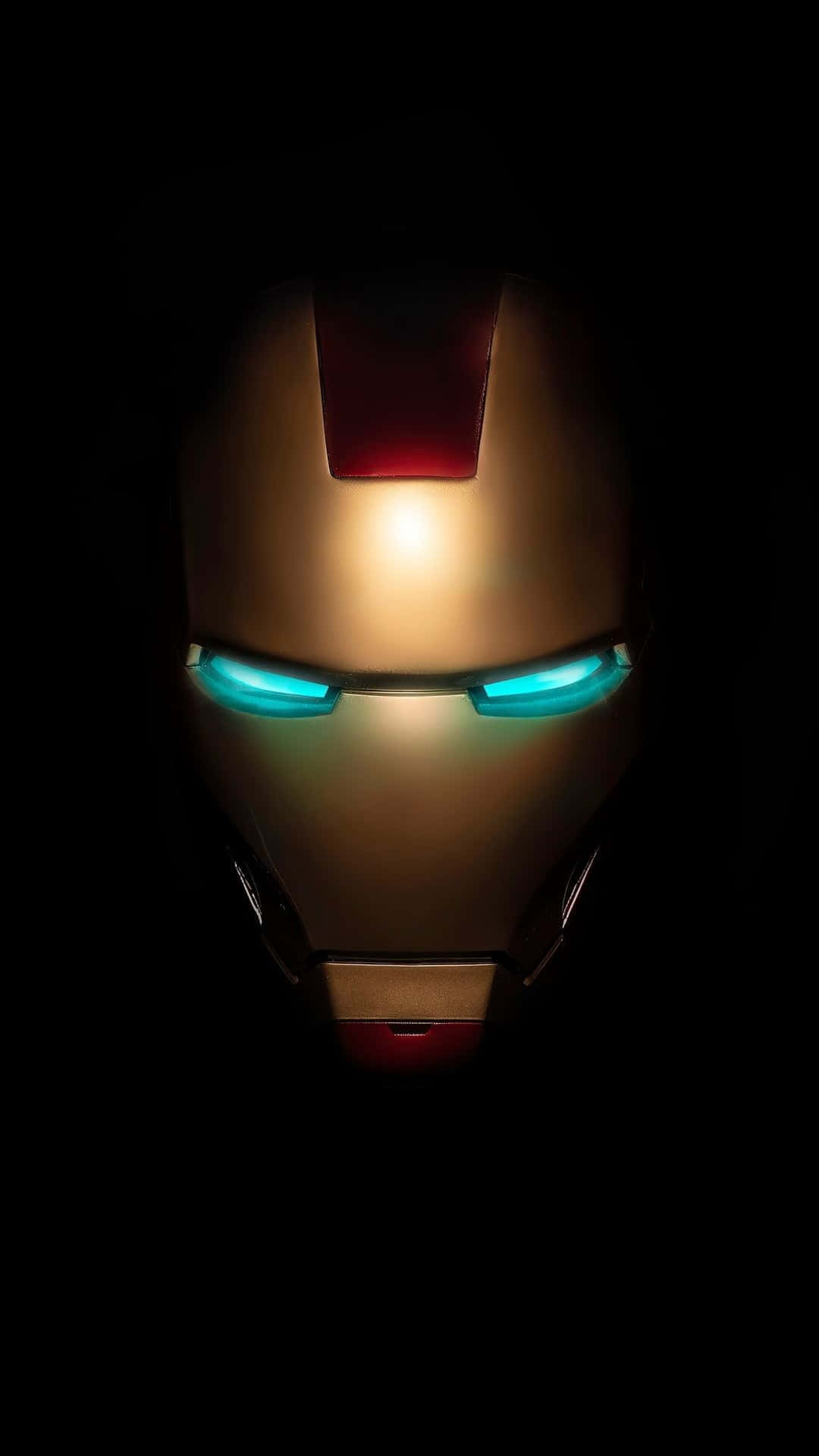 Android Iron Man 桌布 壁紙 — 鋼鐵人頭盔的特寫，在漆黑背景中發出明亮的藍光眼睛。