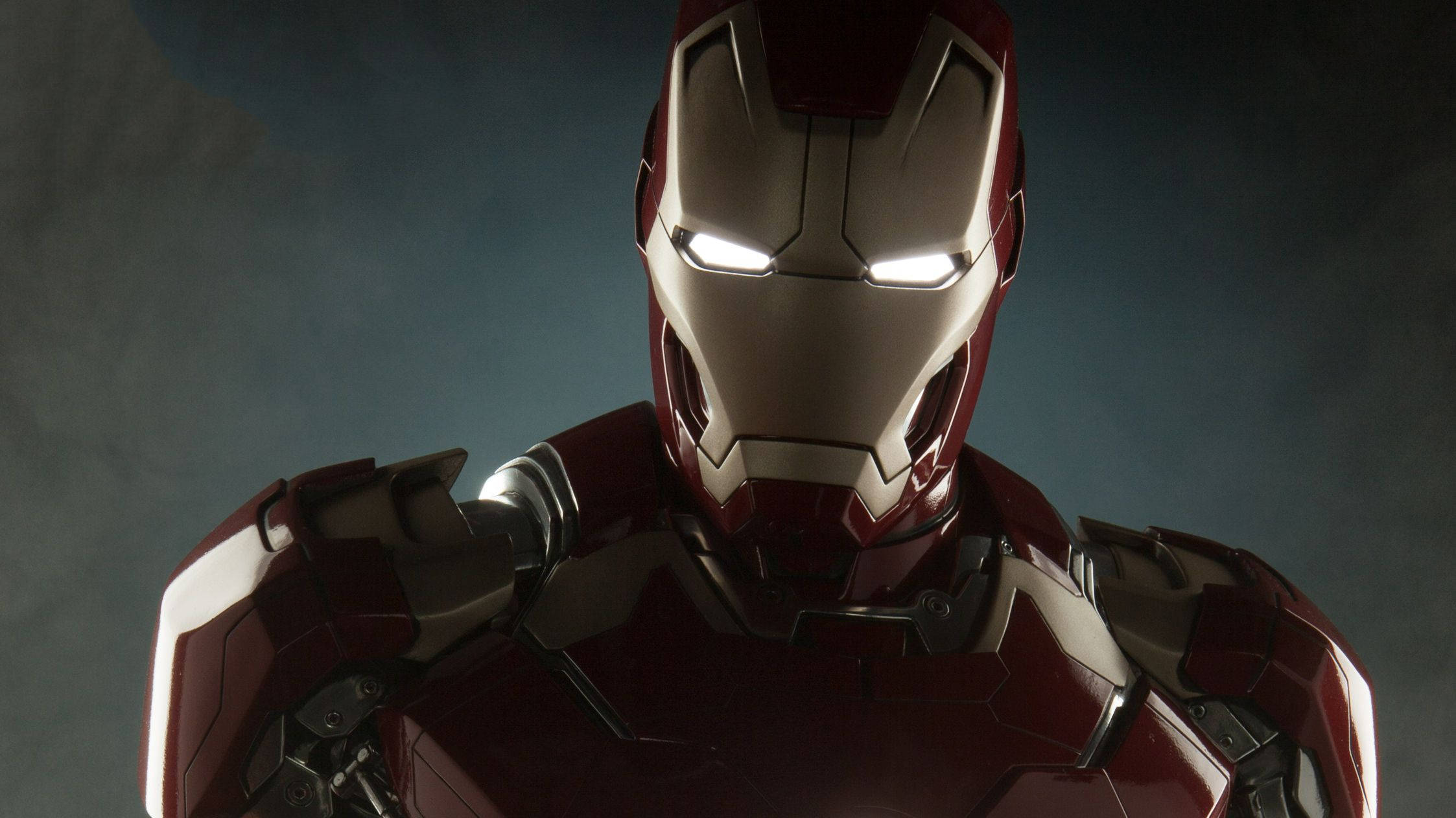 Iron Man Mark 3 桌布 壁紙 — 鋼鐵人頭盔的特寫，在黑暗煙霧背景中發出明亮的白色眼睛光芒。