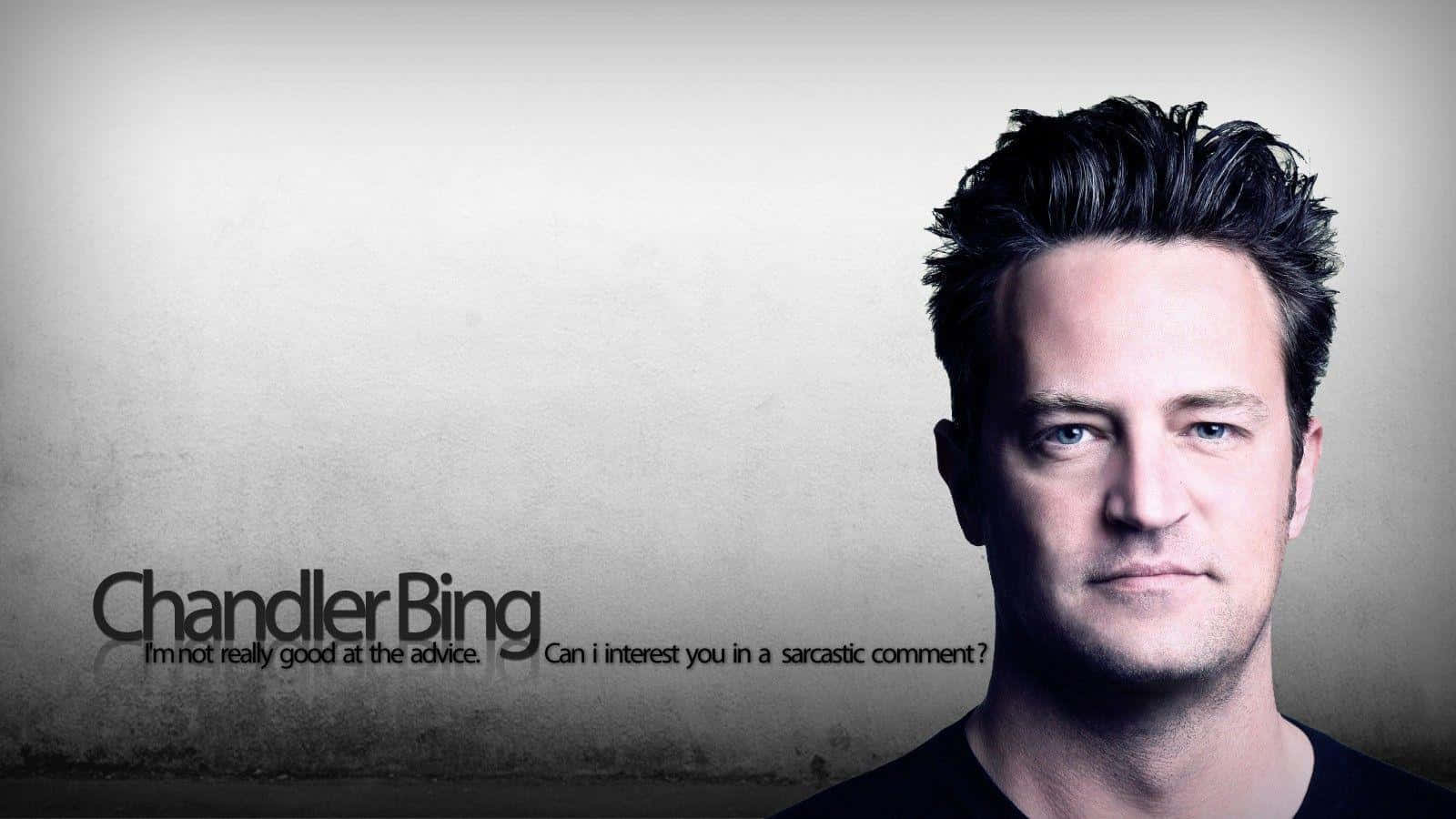 matthew perry 桌布 壁紙 — 錢德勒·賓在帶有紋理的灰色背景上露出諷刺的笑容，並疊加了他標誌性的名言。