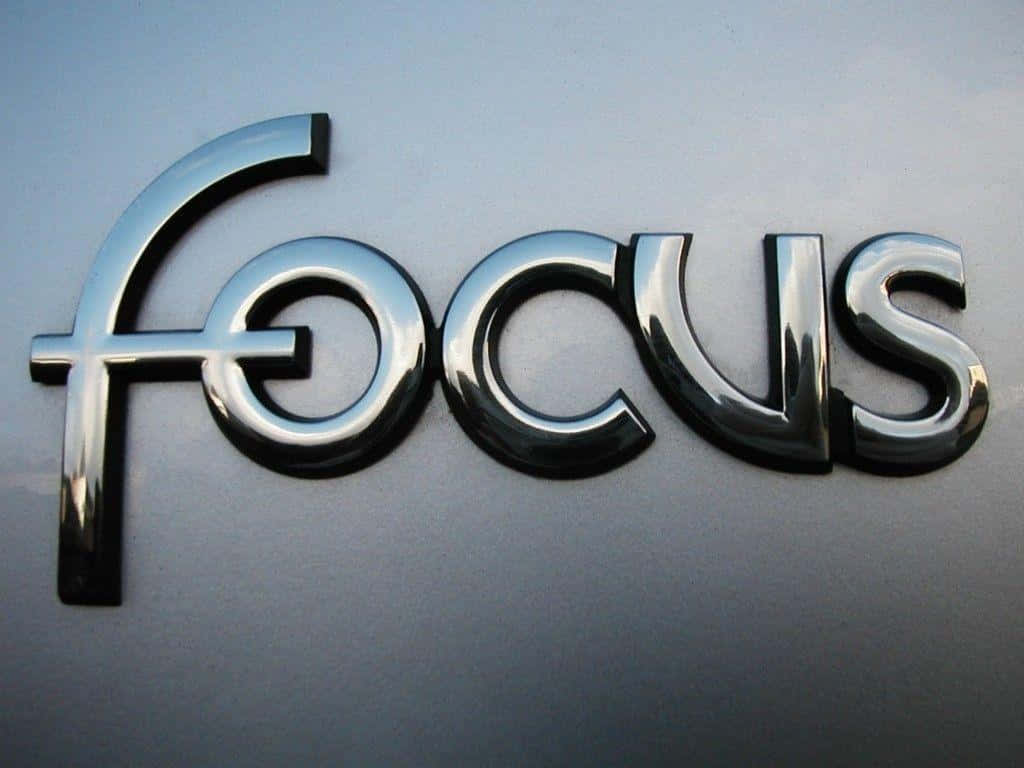 焦點 桌布 壁紙 — 鍍鉻 'focus' 汽車標誌在明亮的日光下於銀色車身表面閃耀。