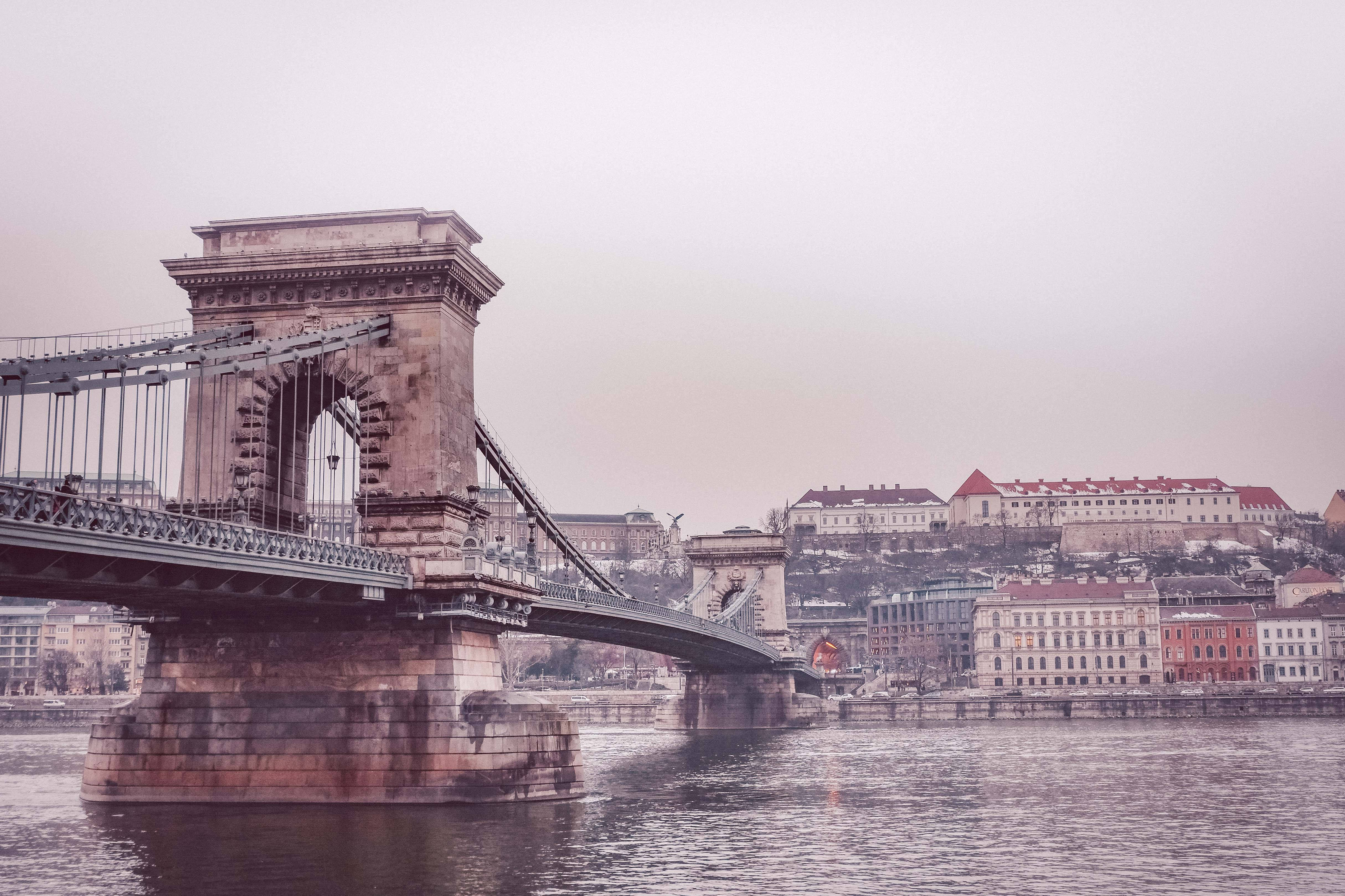 Europe 桌布 壁紙 — 鎖鏈橋橫跨多瑙河，天空朦朧，河岸兩旁歷史建築林立。