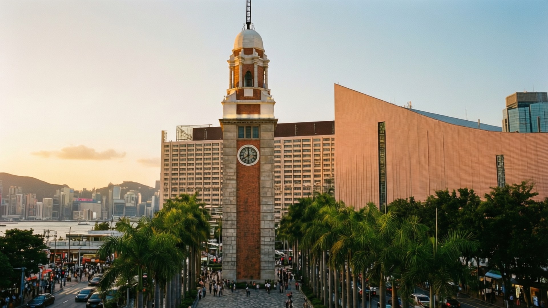 鐘樓輝映 壁紙 — 夕陽將香港的歷史鐘樓沐浴在溫暖的光芒中，棕櫚樹排列在繁忙的行人大道上。