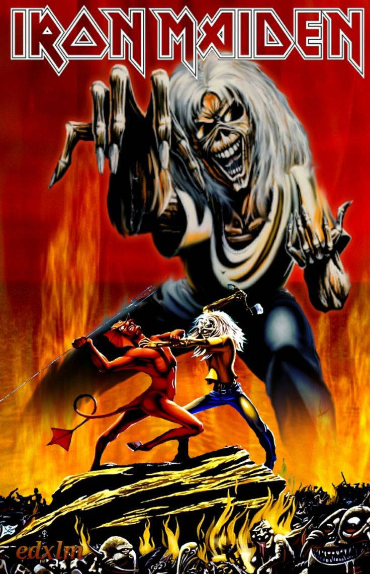 Iron Maiden 桌布 壁紙 — 鐵娘子樂團的艾迪在熾熱的岩石上，以地獄般的紅色和橙色背景，威脅性地籠罩著兩名正在戰鬥的戰士。