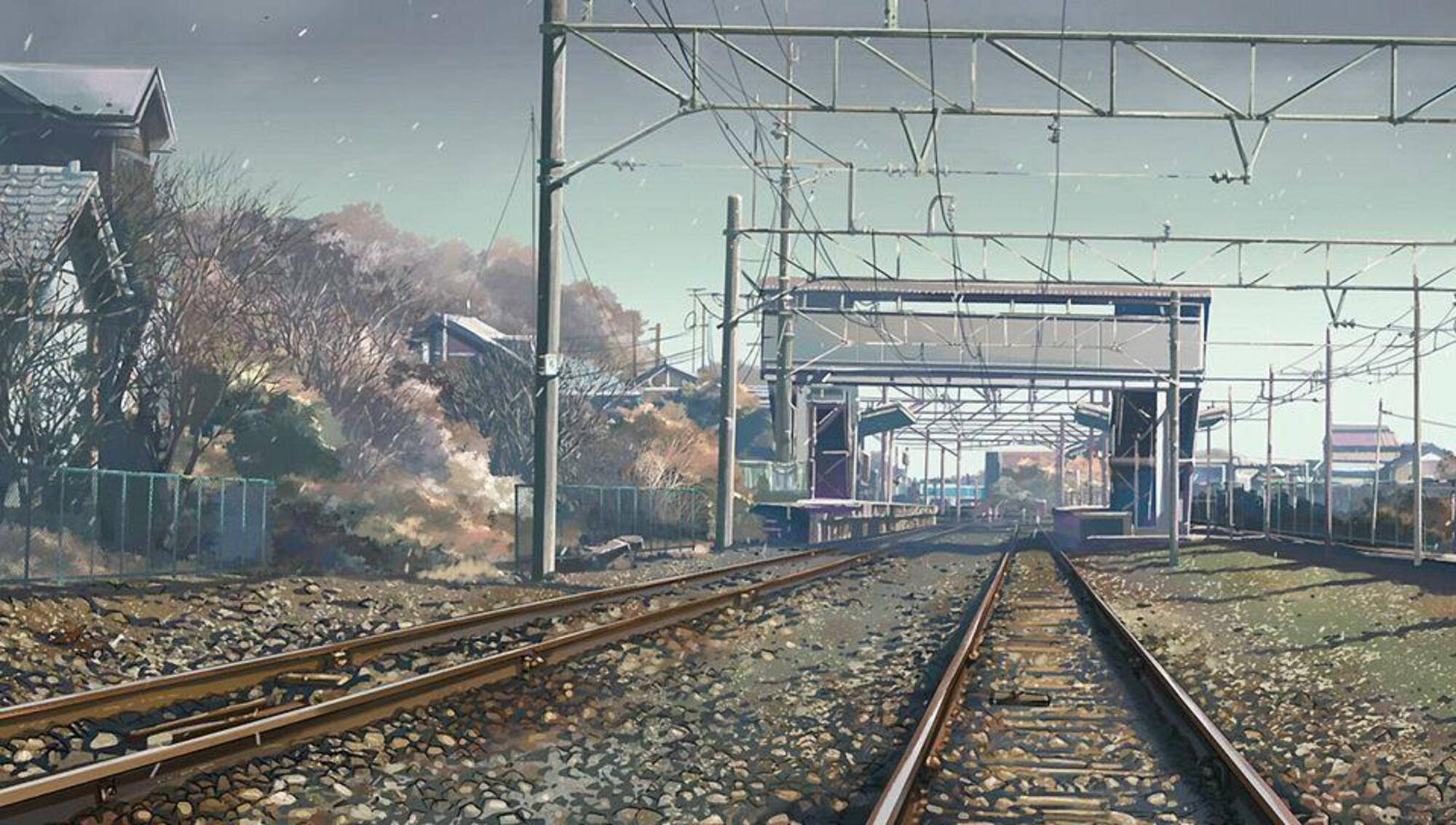 Second 桌布 壁紙 — 鐵路軌道延伸至一個寧靜的車站，天空朦朧，樹木光禿，頭頂有電線。