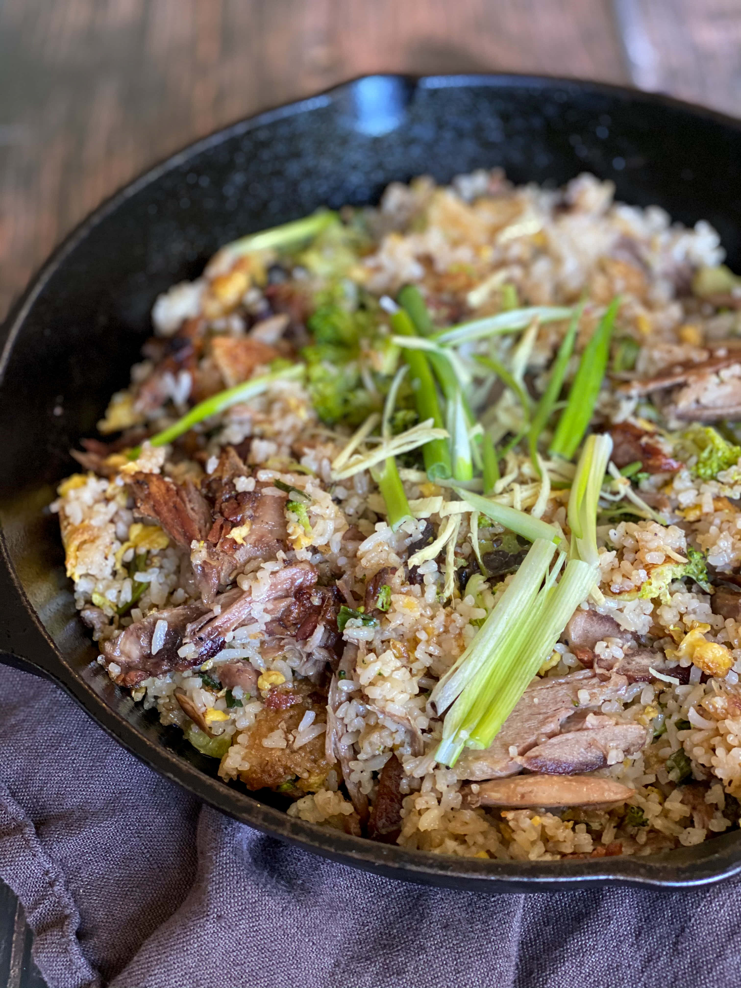 Food Photography 桌布 壁紙 — 鑄鐵煎鍋裝滿美味的炒飯，上面放有青蔥和脆肉。