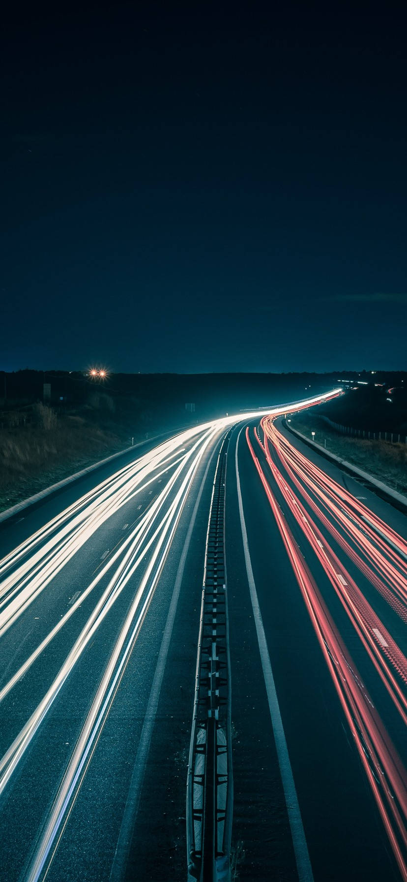 speeding car 桌布 壁紙 — 長時間曝光捕捉到在深藍色夜空下，沿著黑暗高速公路奔馳的白色和紅色車燈條紋。