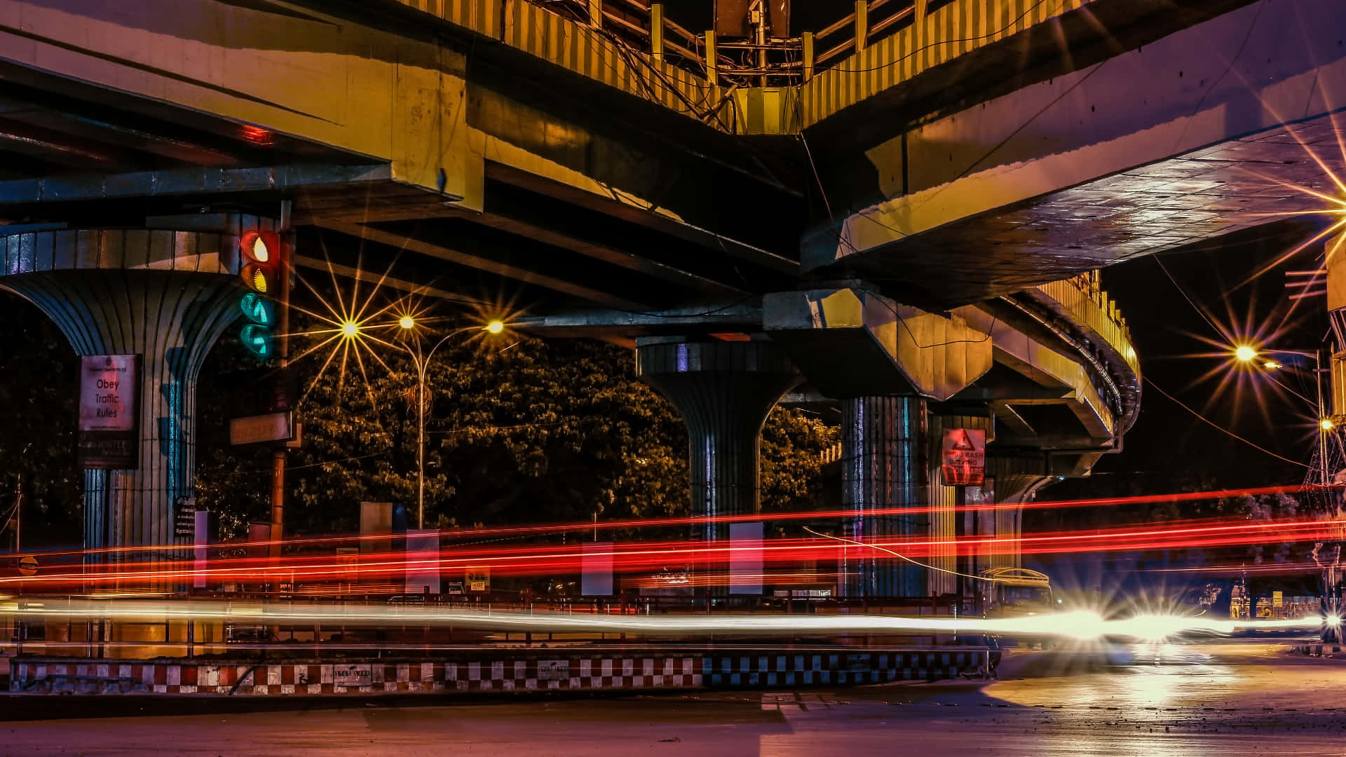 Stop Light 桌布 壁紙 — 長時間曝光捕捉到夜間在複雜的發光城市立交橋網絡下行駛的紅色和白色汽車燈光軌跡。