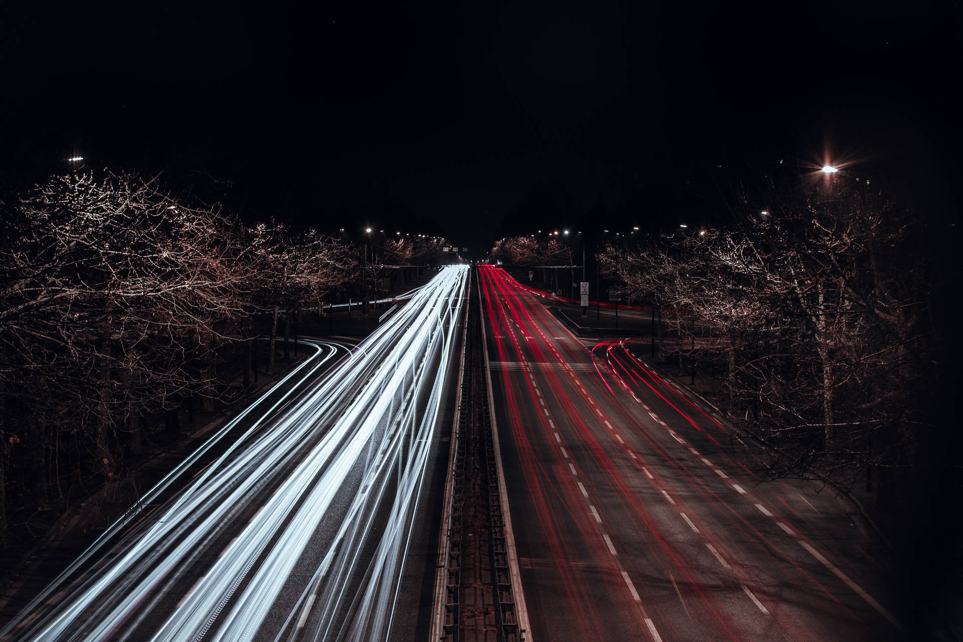 夜間高速公路，汽車燈光條紋來自長時間曝光攝影。