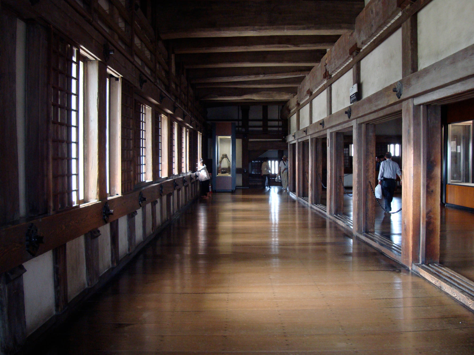 Himeji Castle 桌布 壁紙 — 長木走廊，配有傳統日本障子窗和拋光地板，反射柔和日光。