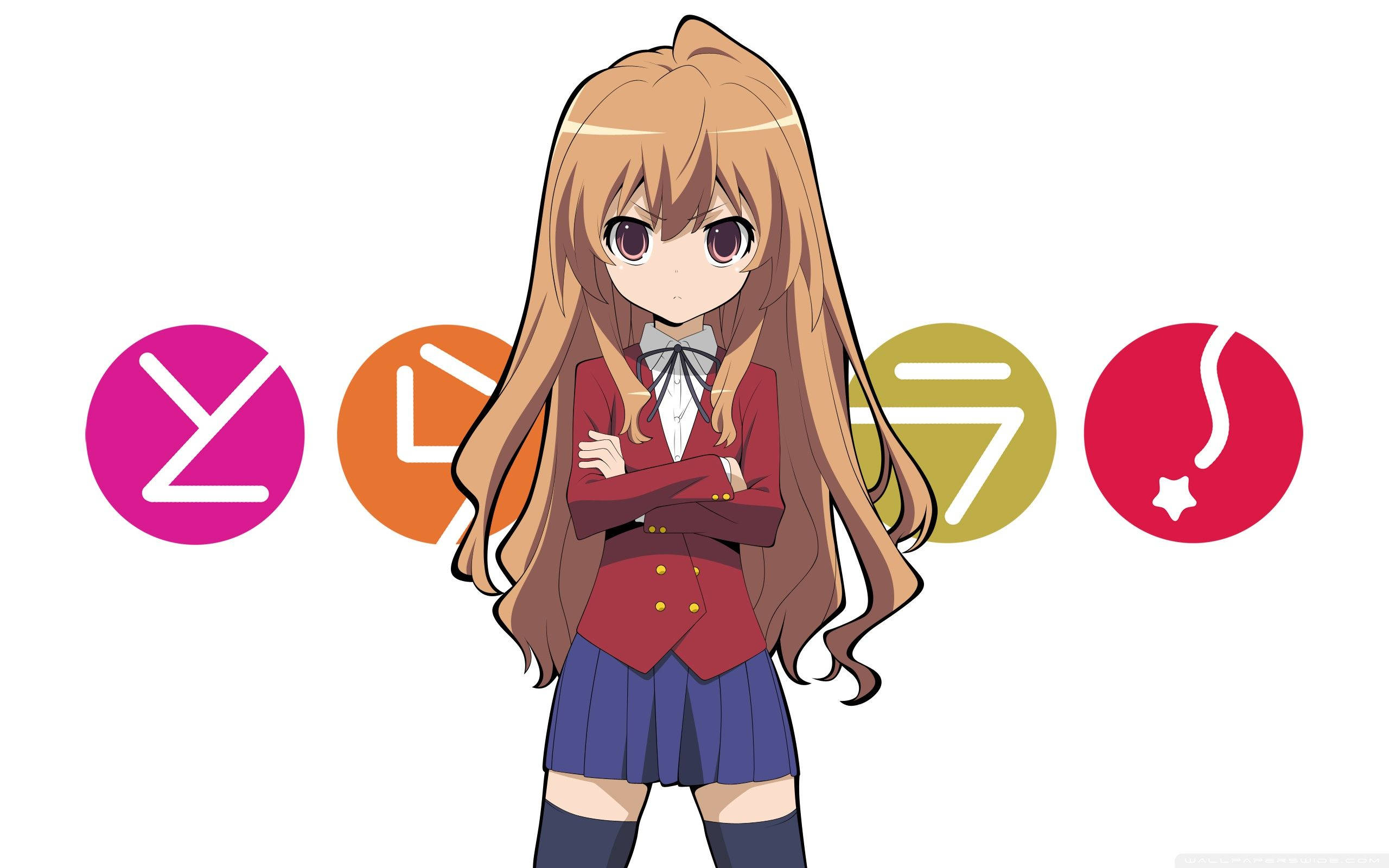Toradora 桌布 壁紙 — 長棕色頭髮的動漫女孩，身穿紅色西裝外套和藍色裙子，雙臂交叉，自信地站在色彩繽紛的圓形標誌前。