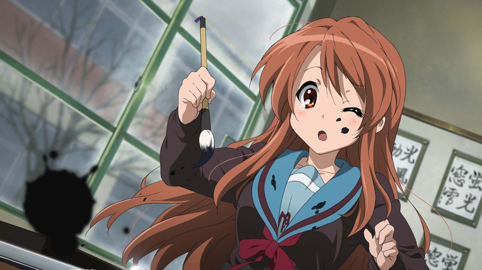 Mikuru Asahina 桌布 壁紙 — 長棕髮動漫女孩在掛有日本書法海報的教室中手持畫筆作畫。