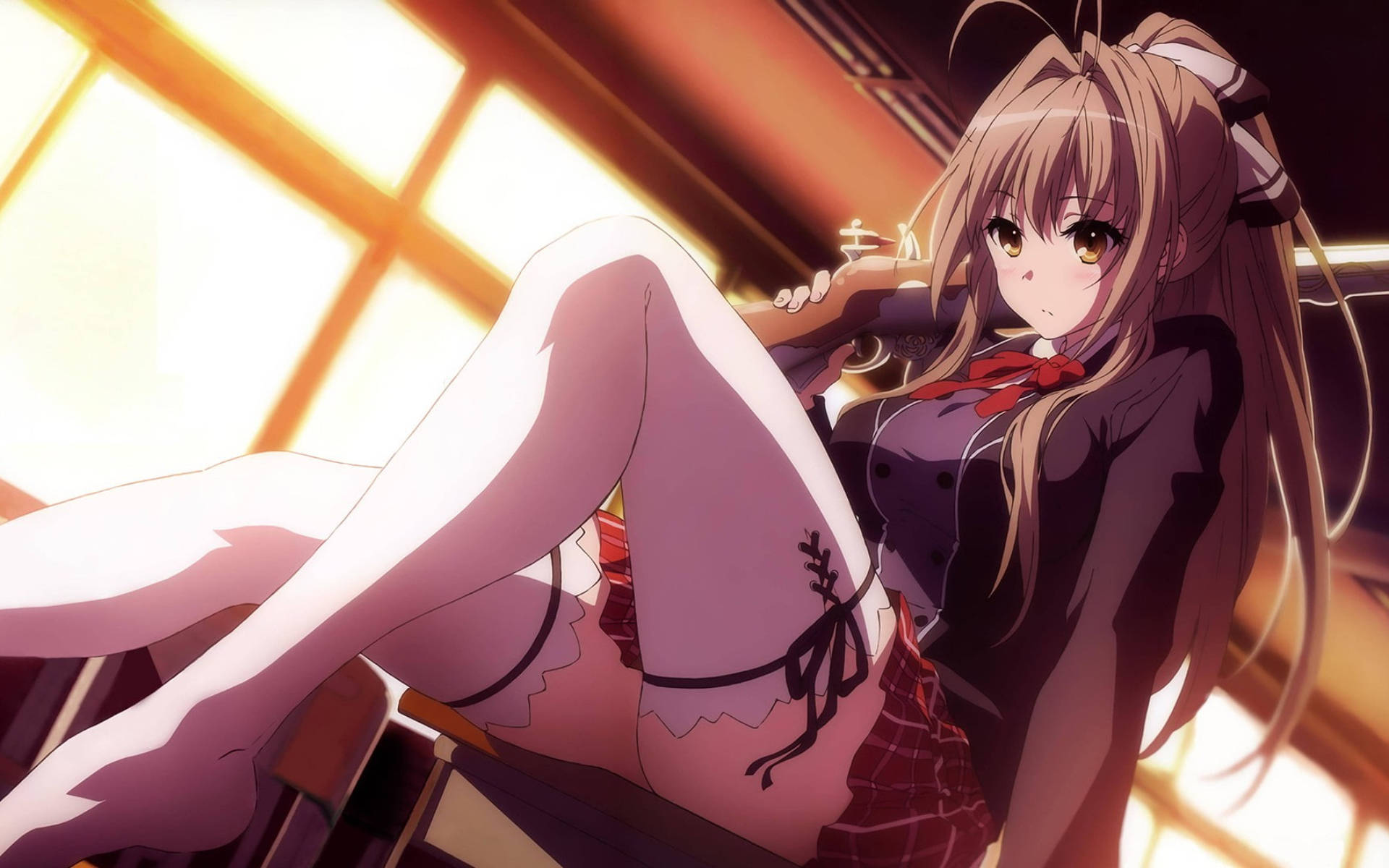 Sexy Anime 桌布 壁紙 — 長棕髮動漫女孩在窗邊溫暖的金色光芒中休息，穿著校服和過膝襪。