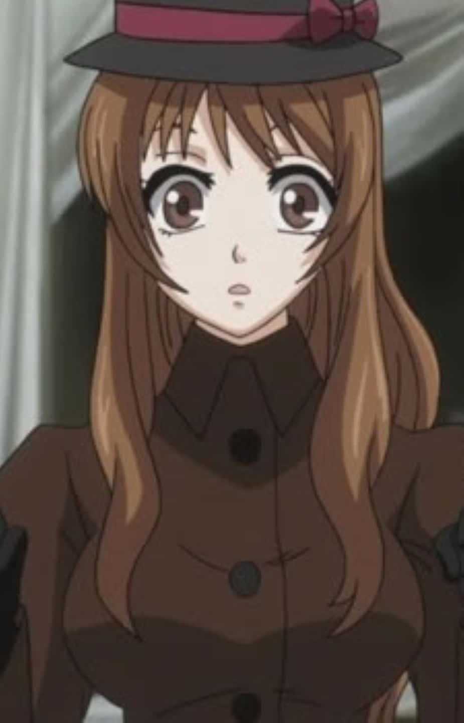 Black Butler Paula 桌布 壁紙 — 長棕髮大眼動漫女孩穿著深棕色外套和帶粉紅色蝴蝶結的帽子，表情驚訝。