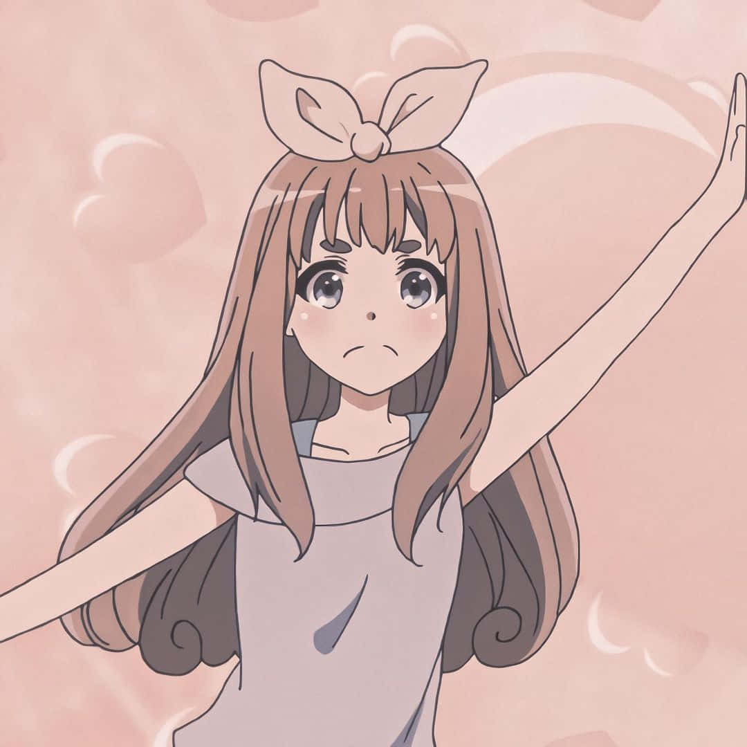動漫女孩 桌布 壁紙 — 長棕髮戴蝴蝶結的動漫女孩在柔和的粉紅色心形背景前舉起雙臂。