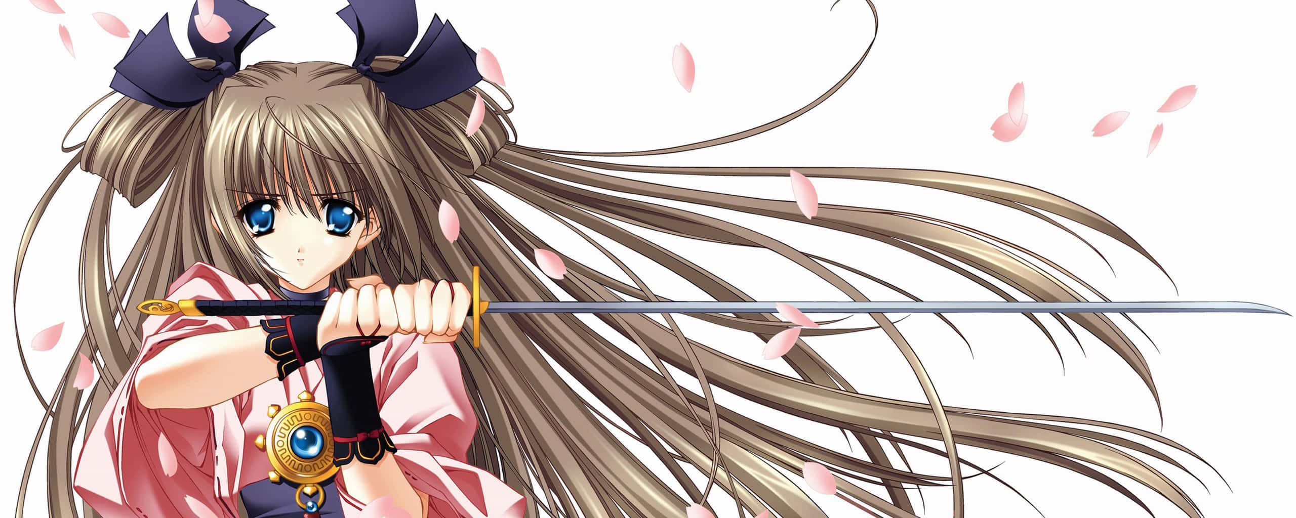 anime sword 桌布 壁紙 — 長棕髮藍眼的動漫女孩揮舞著劍，粉紅色的櫻花花瓣在她周圍飄舞。