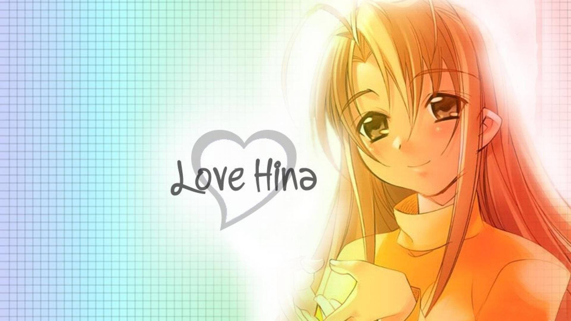 Hina 桌布 壁紙 — 長橙色頭髮的動漫女孩在柔和的漸變網格背景上，在一個心形「Love Hina」標誌旁邊溫暖地微笑。