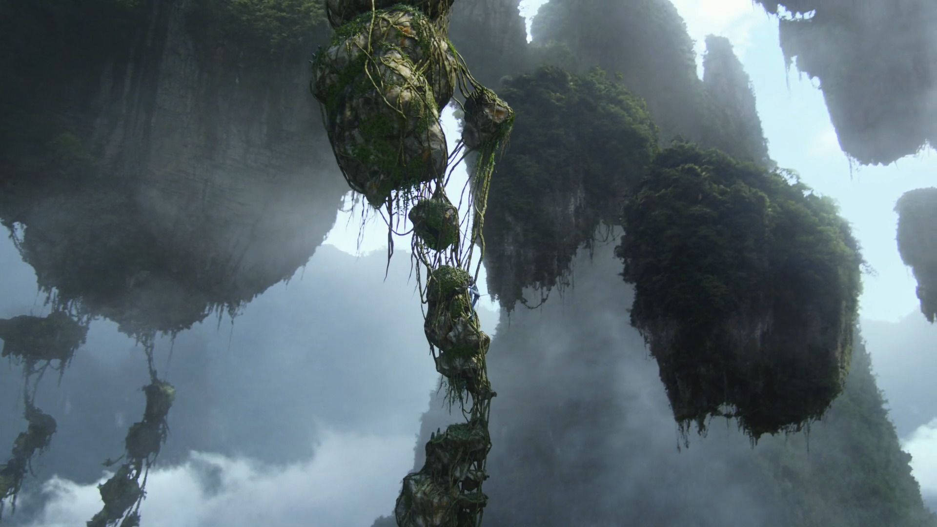 Floating 桌布 壁紙 — 長滿苔蘚的浮島懸浮在迷霧雲層中，有鋸齒狀岩石結構和垂掛的藤蔓。