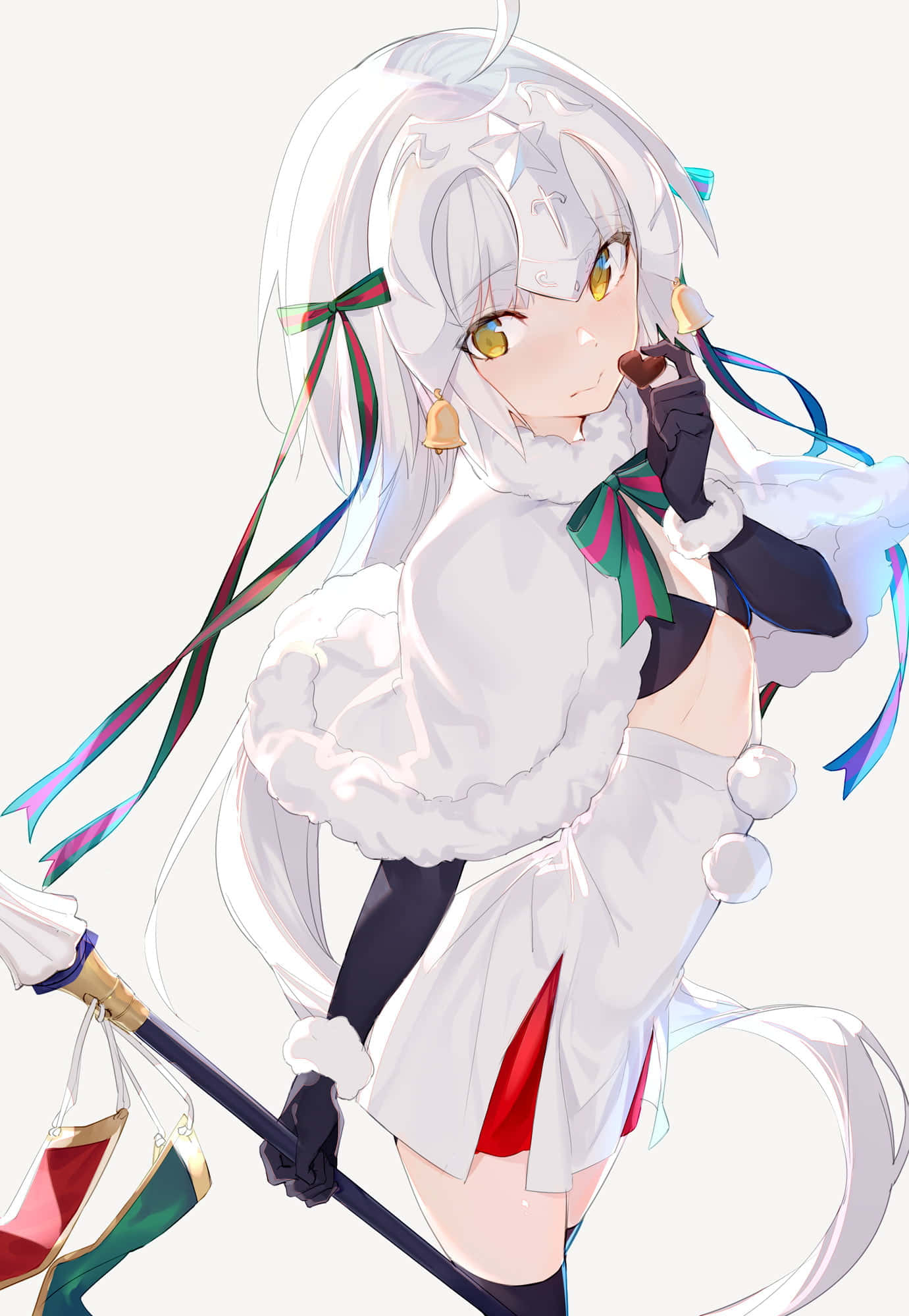 Fate/Grand Order 桌布 壁紙 — 長白髮金眼的動漫女孩，穿著節日服裝，手持法杖和心形物體。