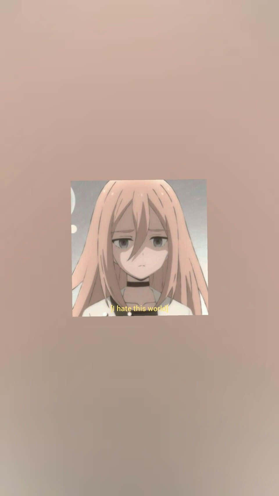 Anime Cartoon 桌布 壁紙 — 長粉紅色頭髮、眼神悲傷的動漫女孩，在柔和的粉紅色背景上凝視著文字「我討厭這個世界」。