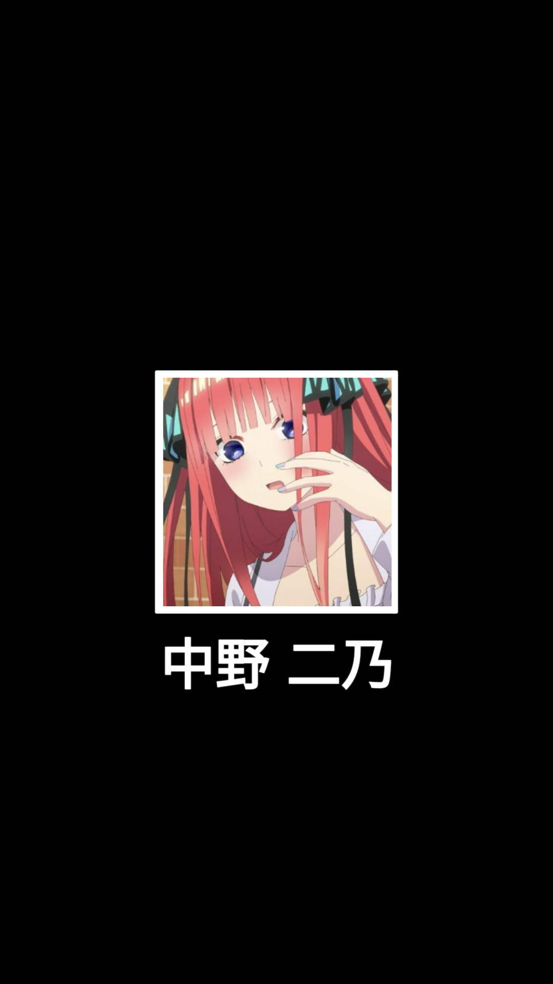 動漫 桌布 壁紙 — 長紅髮藍眼動漫少女在深色背景中輕觸臉龐。