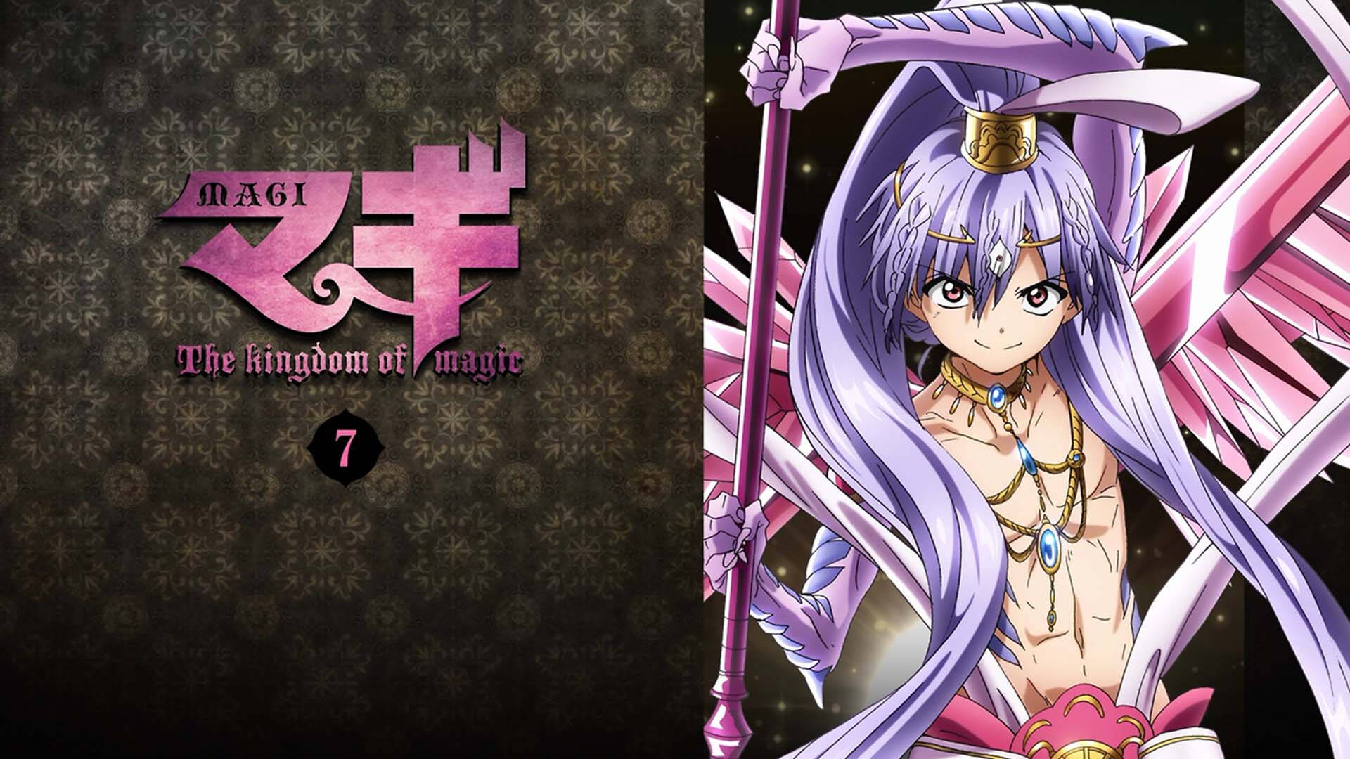 magi the kingdom of magic 桌布 壁紙 — 長紫髮粉紅翅膀的動漫角色，在帶有 'Magi' 標誌的深色圖案背景前手持法杖。