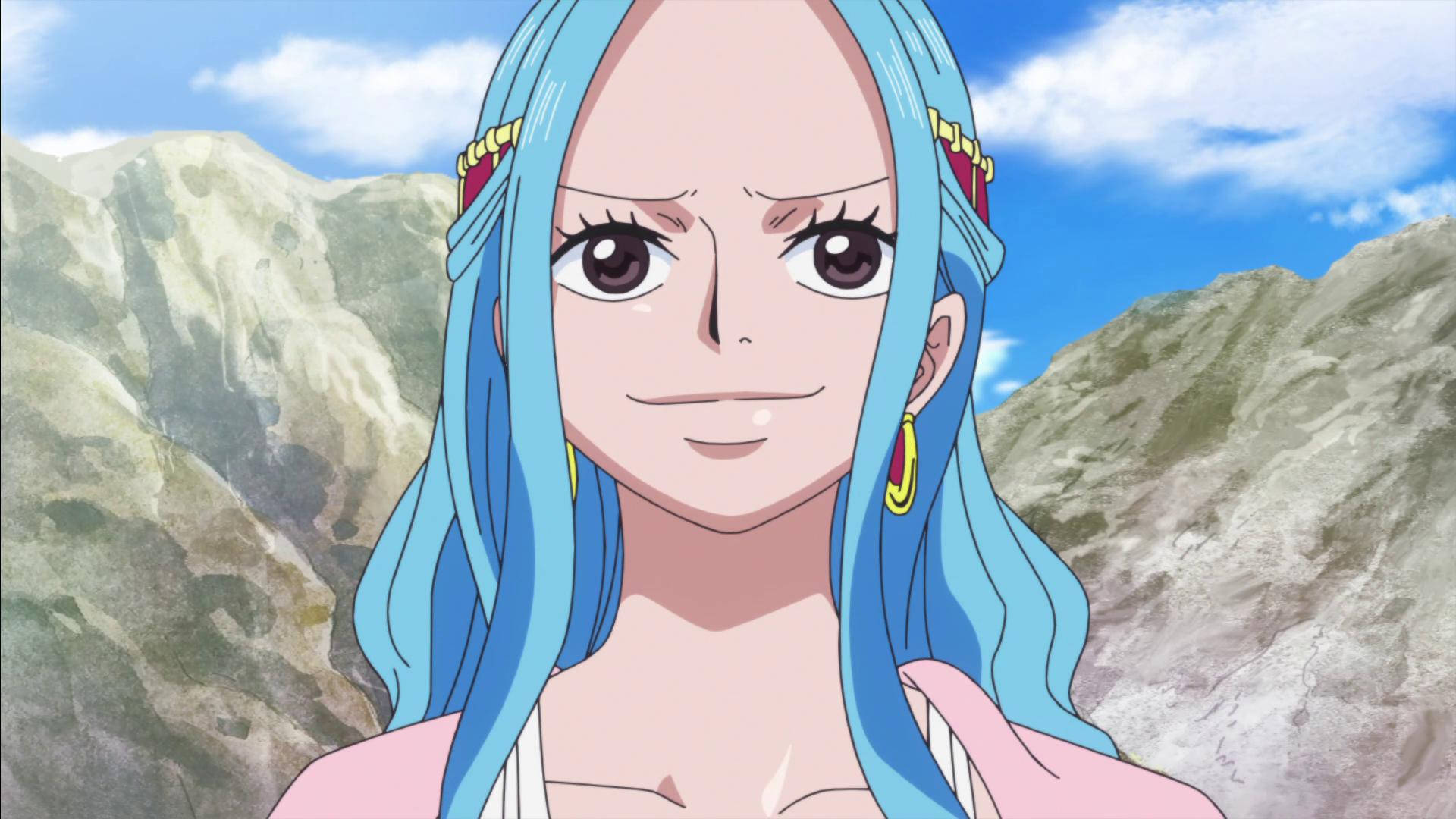 nefertari vivi 桌布 壁紙 — 長藍色頭髮和金色耳環的動漫女孩站在岩石山前，天空湛藍。