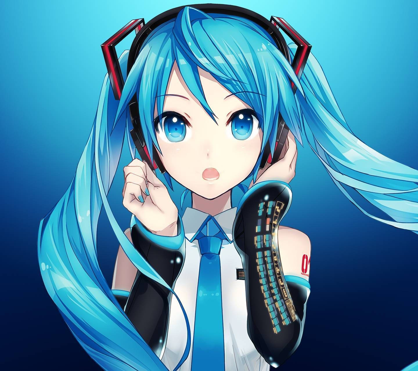 初音未來 桌布 壁紙 — 長藍髮戴耳機的動漫女孩，在漸變藍色背景前拿著未來感麥克風。