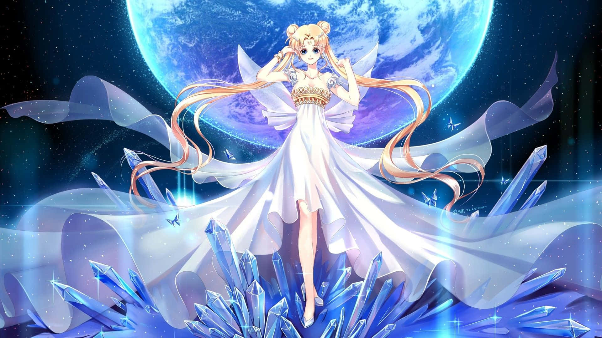 美少女戰士 桌布 壁紙 — 長金髮動漫少女優雅地站在發光藍色水晶上，背景是星空中的巨大月亮。