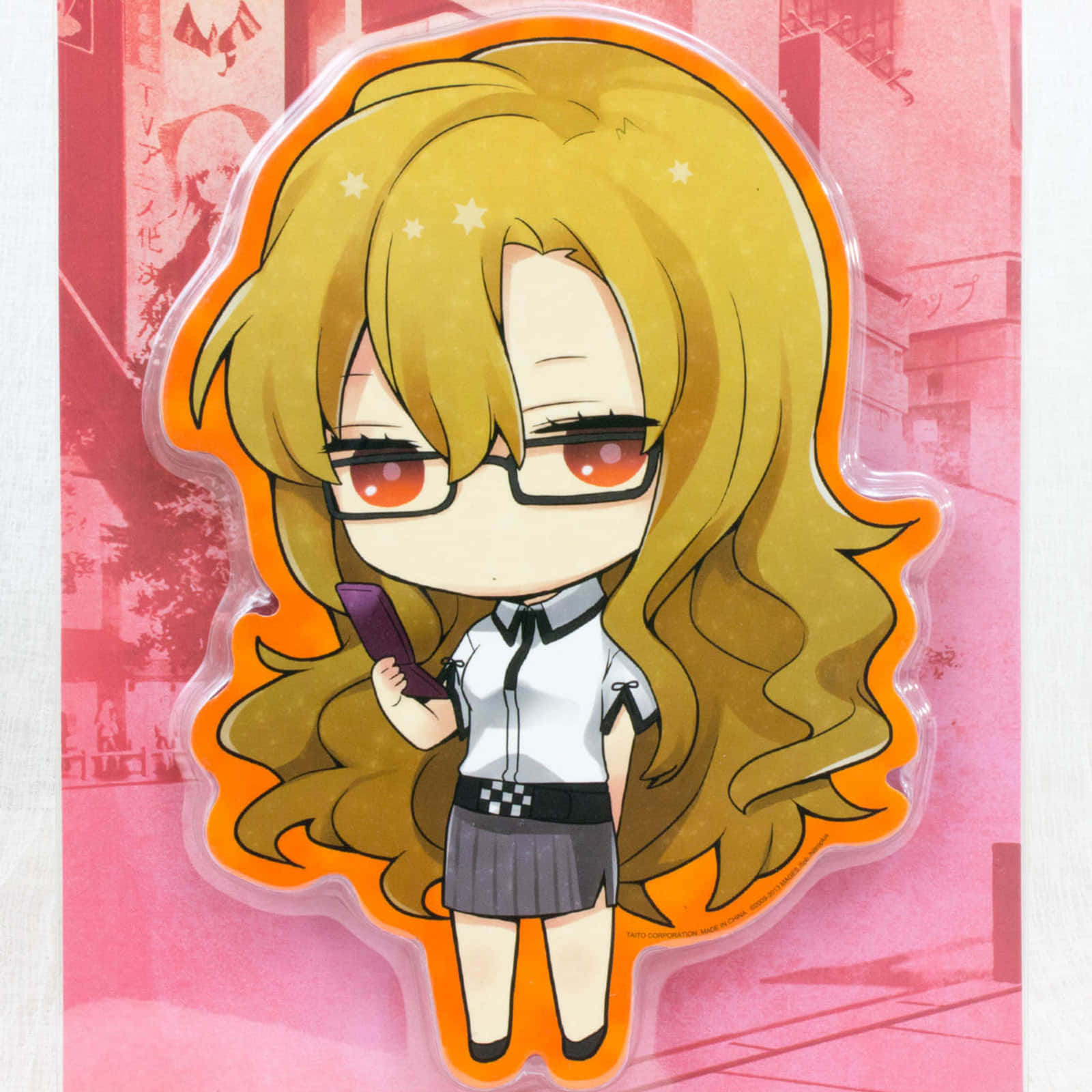 Moeka Kiryu 桌布 壁紙 — 長金髮紅眼的Q版動漫女孩在粉紅色城市背景下拿著電話。