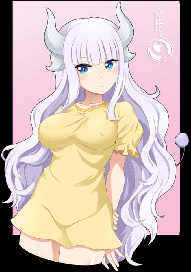 Miss Kobayashis Dragon Maid 桌布 壁紙 — 長銀色頭髮和角的動漫女孩，穿著黃色連衣裙，背景是柔和的粉紅色。