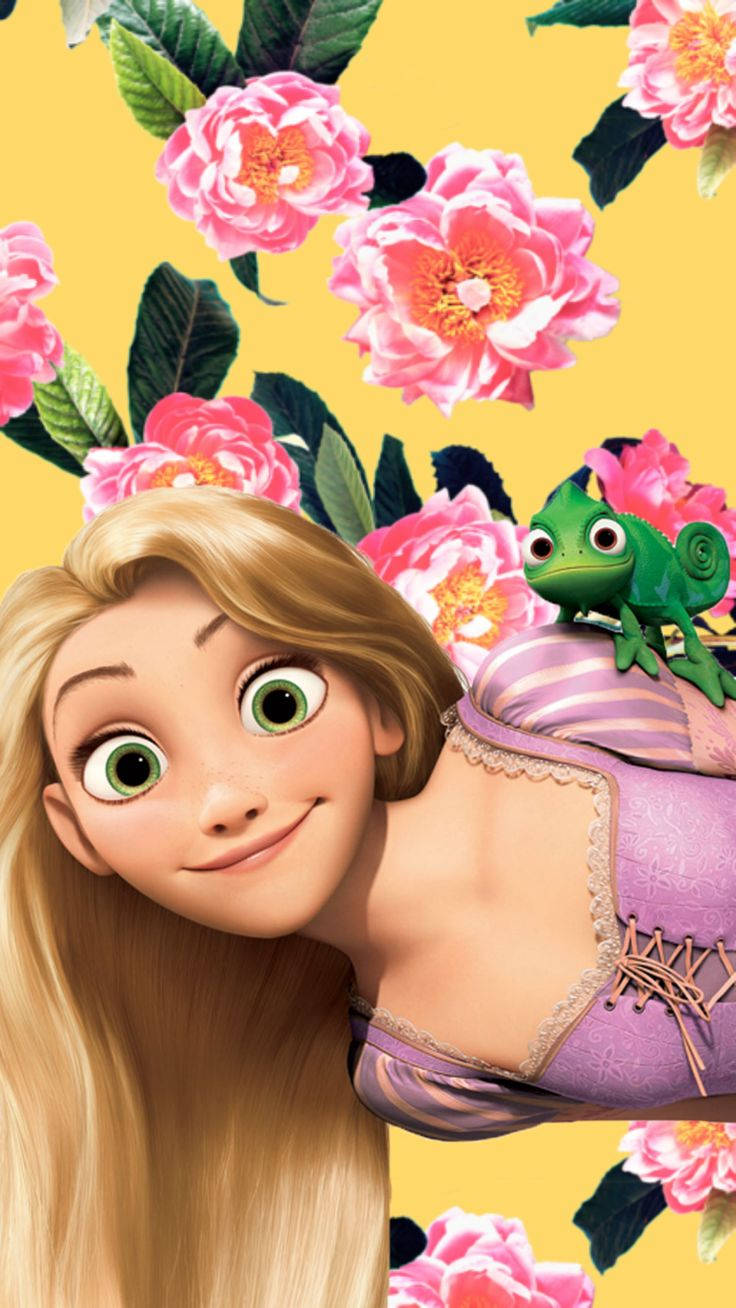 Tangled 桌布 壁紙 — 長髮公主樂佩留著金色長髮微笑，一隻綠色變色龍棲息在她肩上，背景是粉紅花朵和黃色天空。