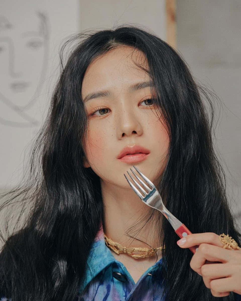 長髮女孩手持叉子 壁紙