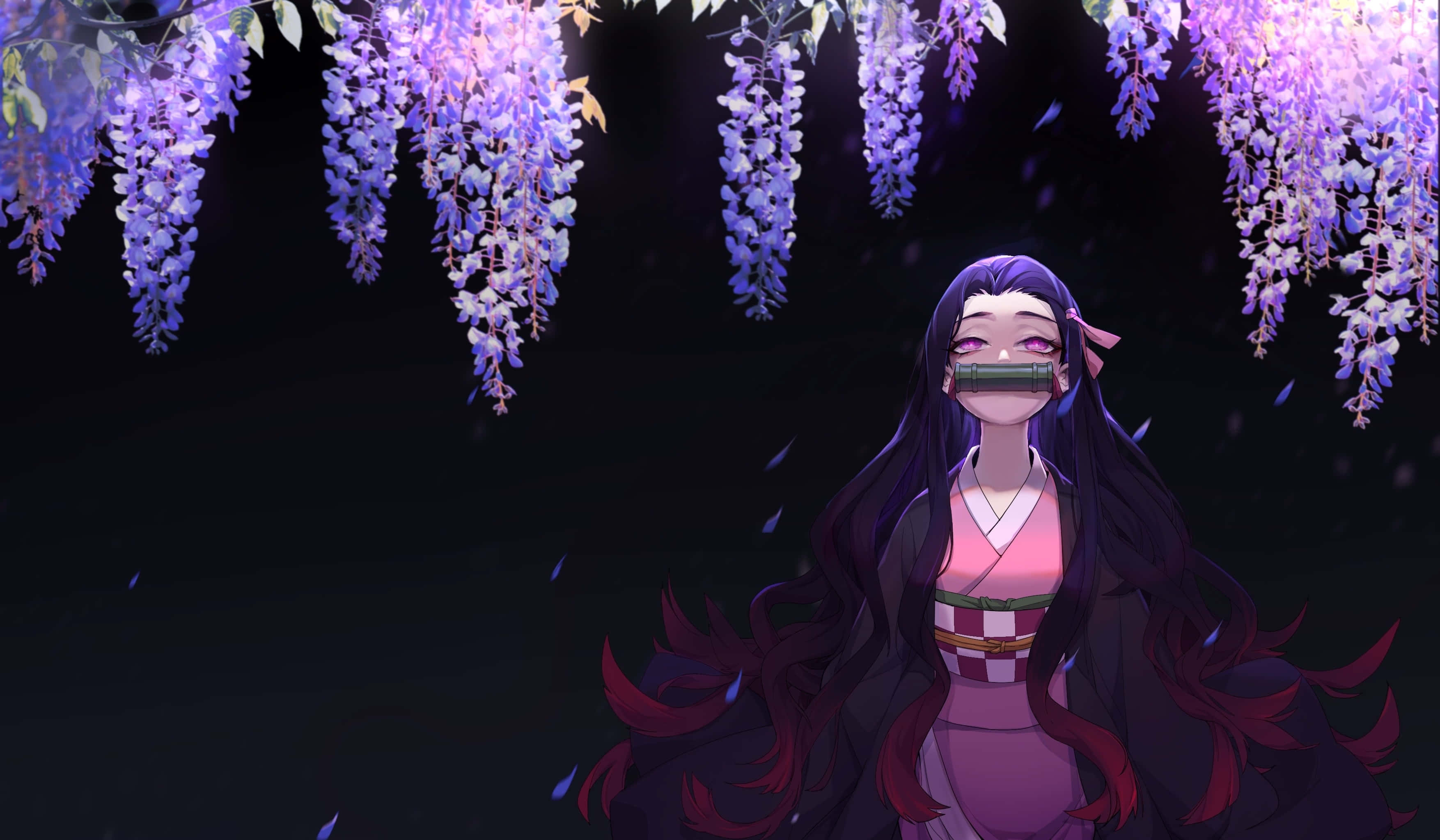 長髮少女佇立於紫色花叢下 壁紙