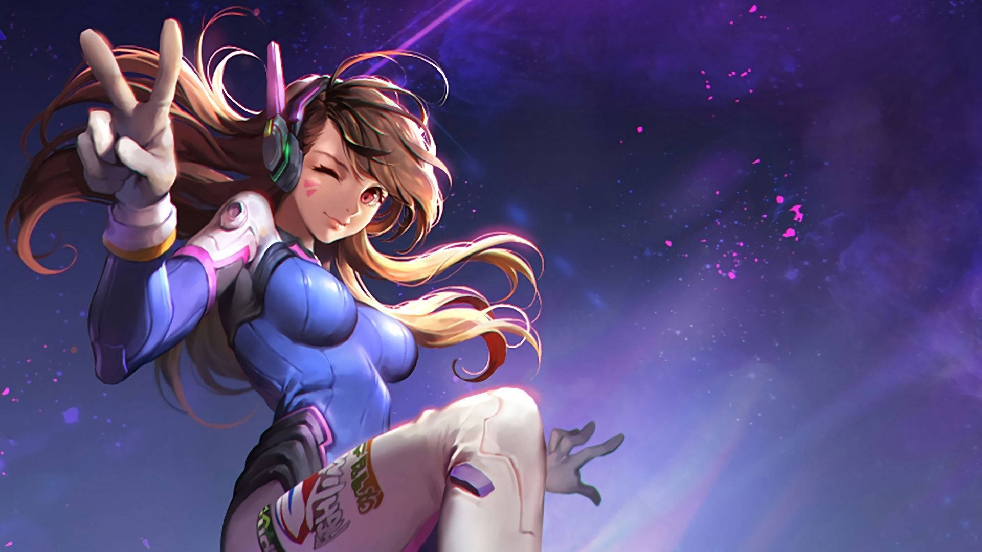 D.Va 桌布 壁紙 — 長髮戴耳機的動漫角色在帶有發光粒子的宇宙紫色背景前比出和平手勢。