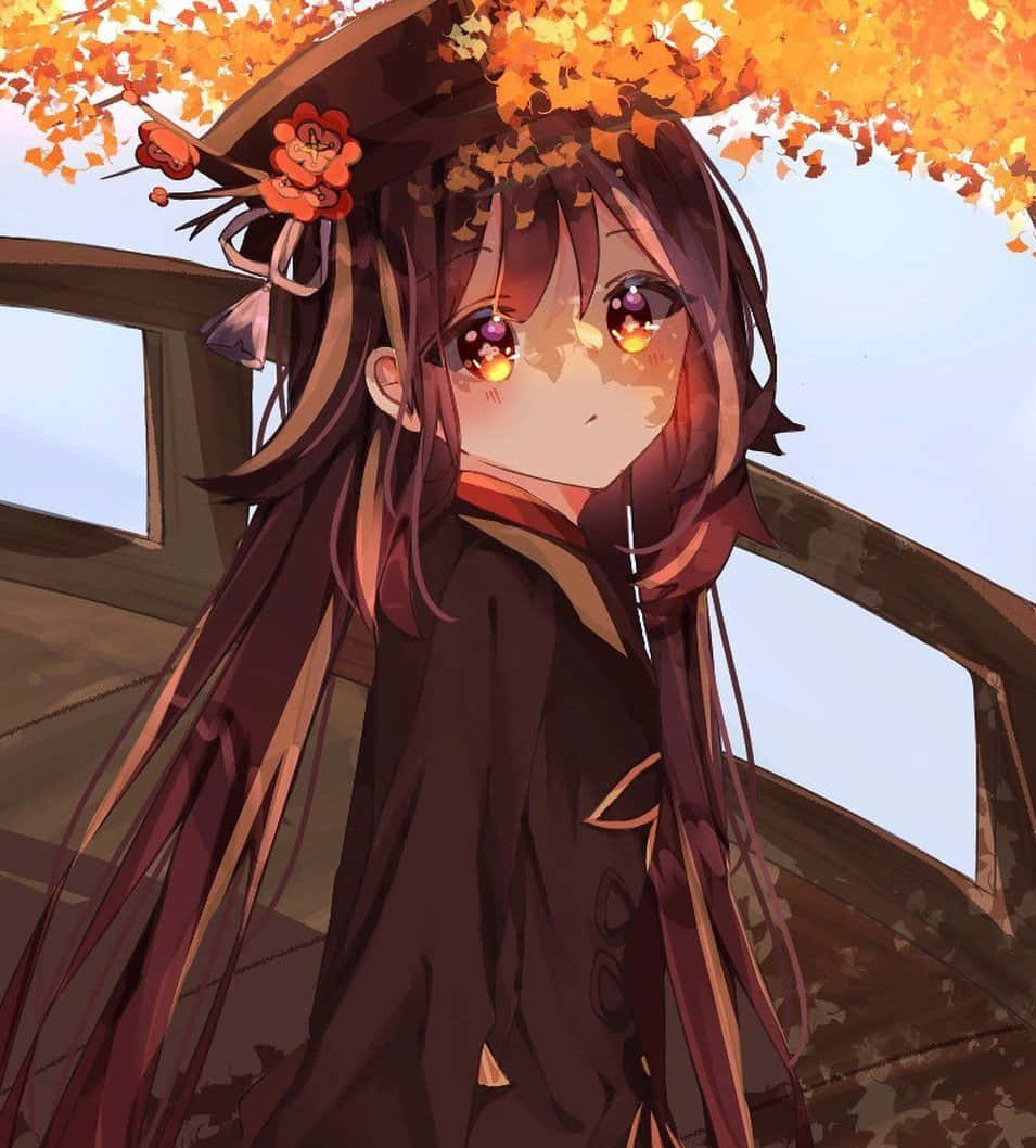 胡桃 桌布 壁紙 — 長髮棕眼、琥珀色眼眸閃爍的動漫少女，佇立於鮮豔橙色秋葉的華蓋之下。