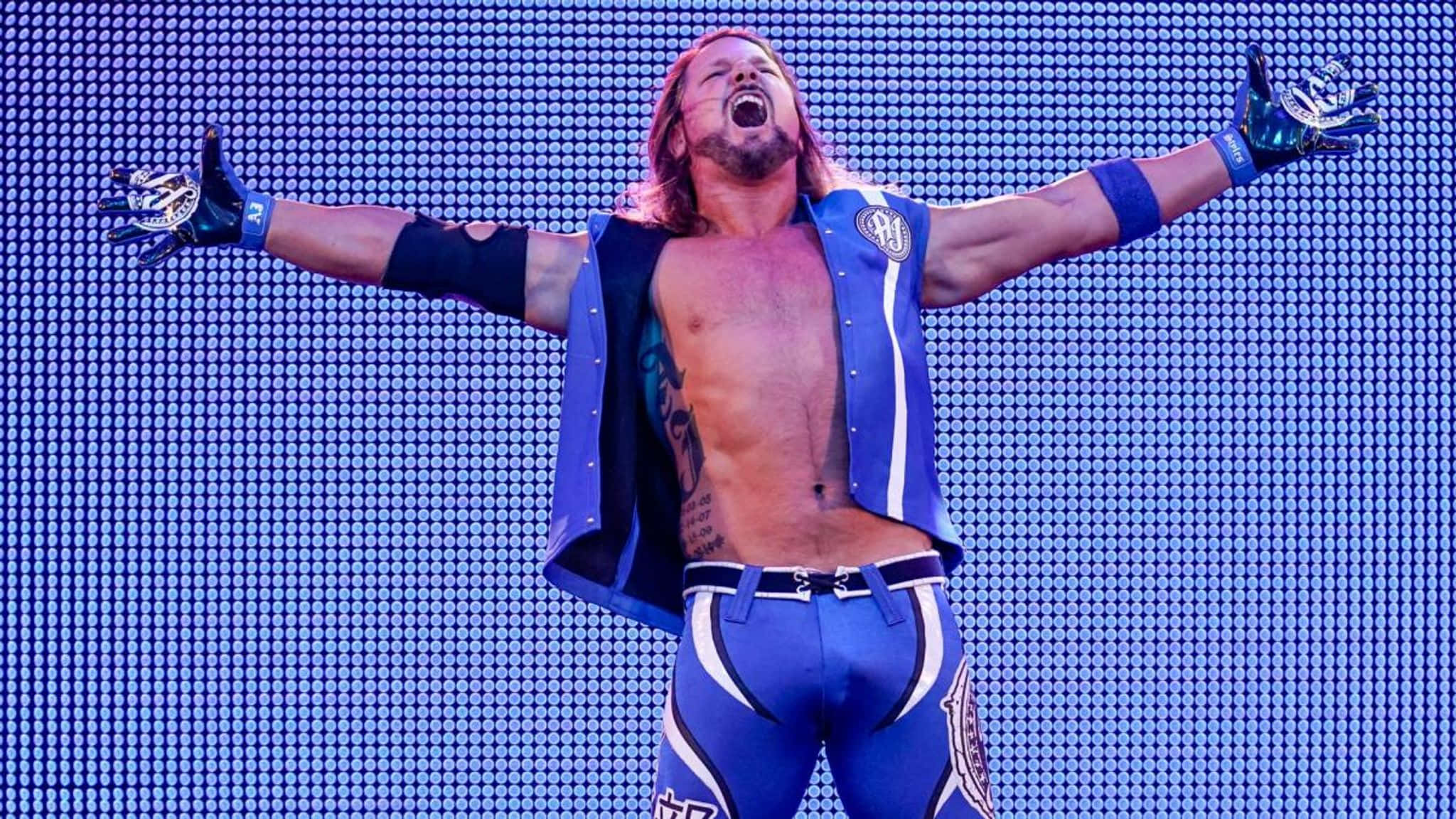 WWE 桌布 壁紙 — 長髮藍色服裝的摔角手張開雙臂，對著藍色像素化螢幕勝利地咆哮。