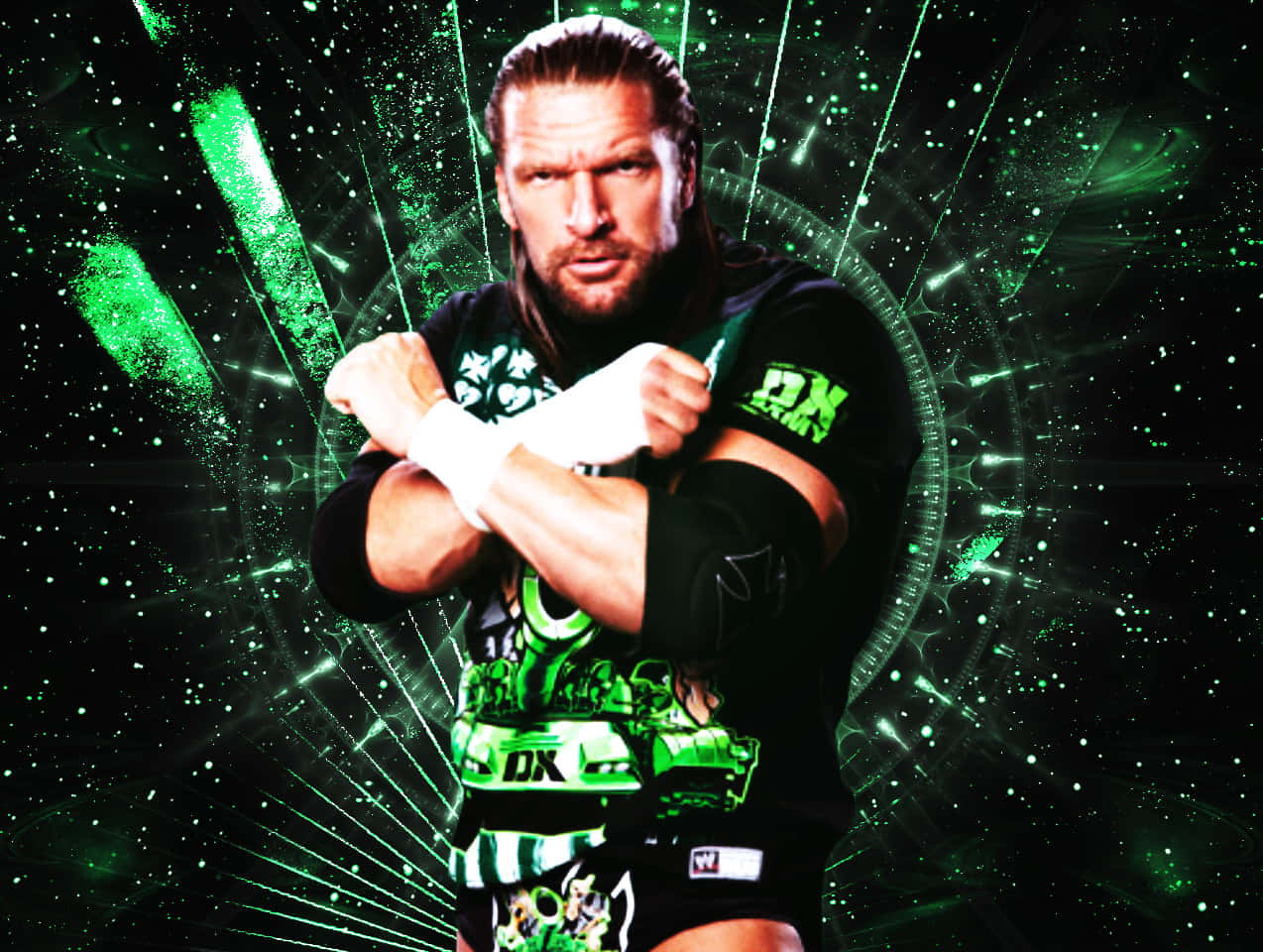 WWE 桌布 壁紙 — 長髮鬍鬚摔角手以戰鬥姿勢站立，背景是發光的綠色能量爆發。