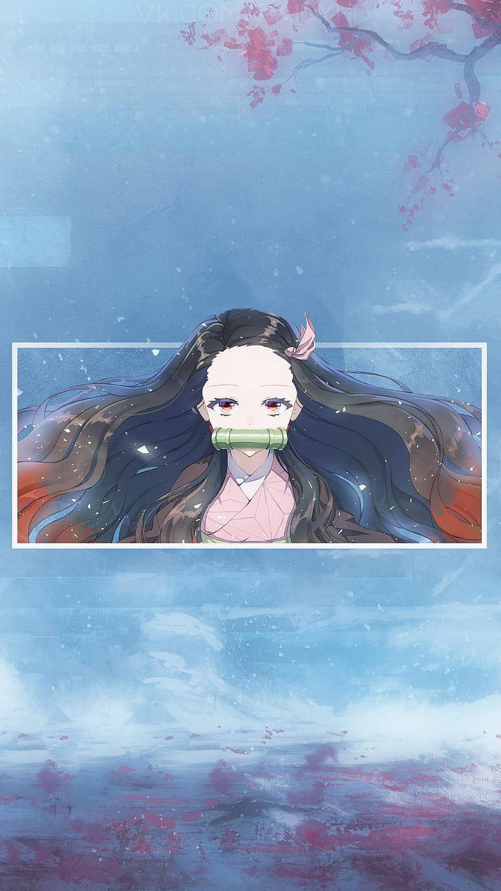Nezuko iPhone 桌布 壁紙 — 長黑髮、戴竹製口枷的動漫女孩，站在藍天與飄落的櫻花背景下。